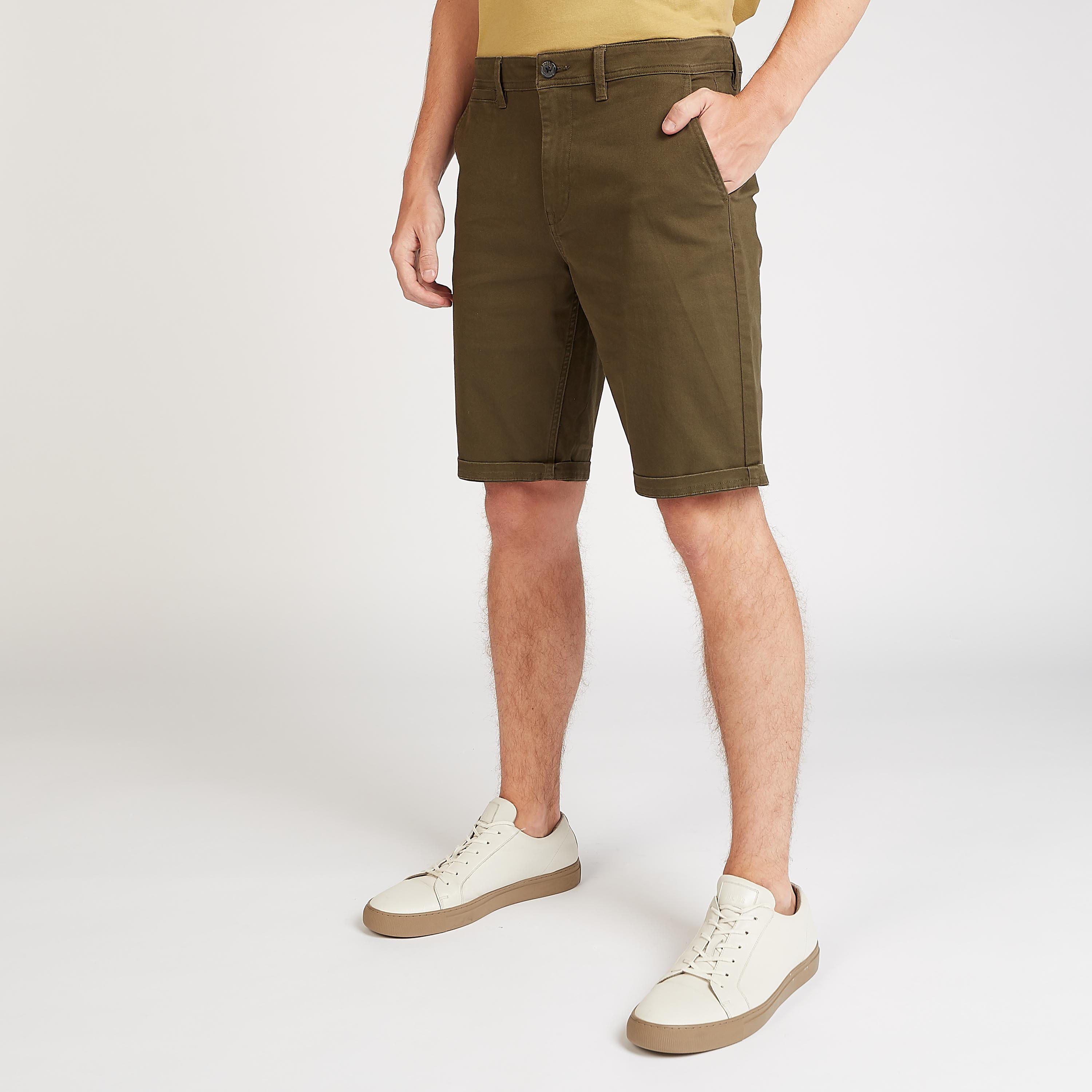 شورت مستدام سليم فيت سادة بخصر متوسط الارتفاع وتفاصيل جيوب-men-clothing-bottoms-shorts-image-6