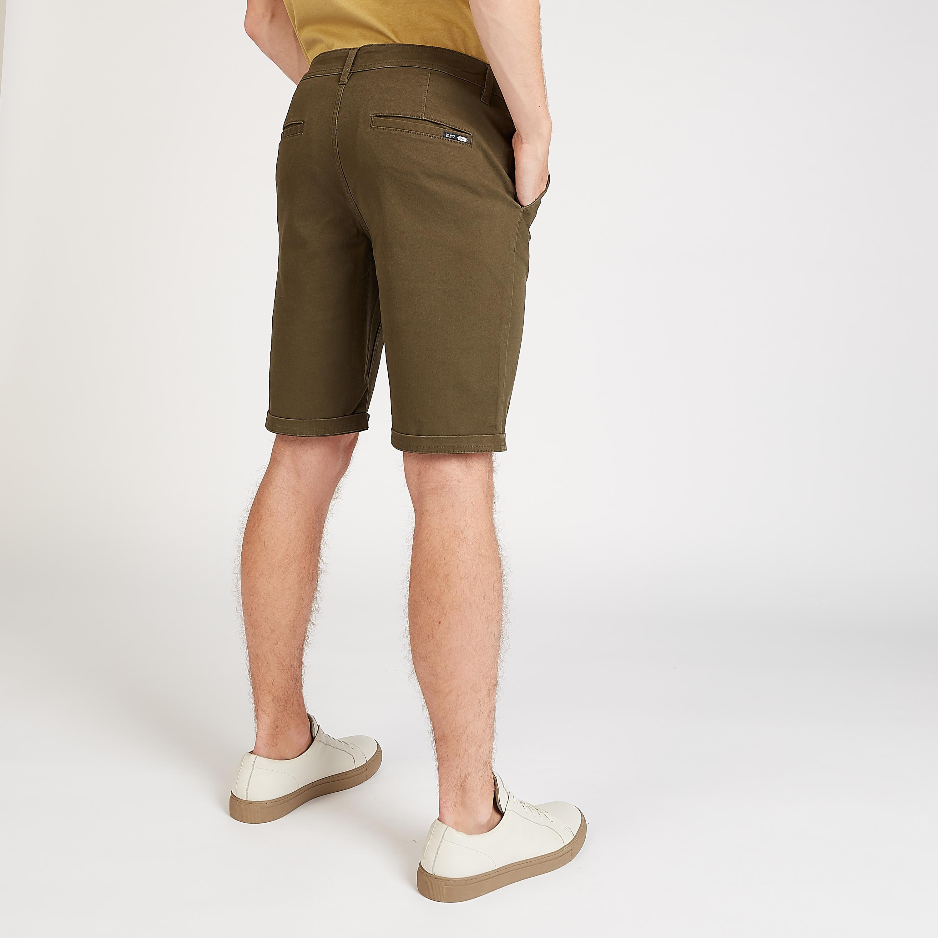 شورت مستدام سليم فيت سادة بخصر متوسط الارتفاع وتفاصيل جيوب-men-clothing-bottoms-shorts-image-3