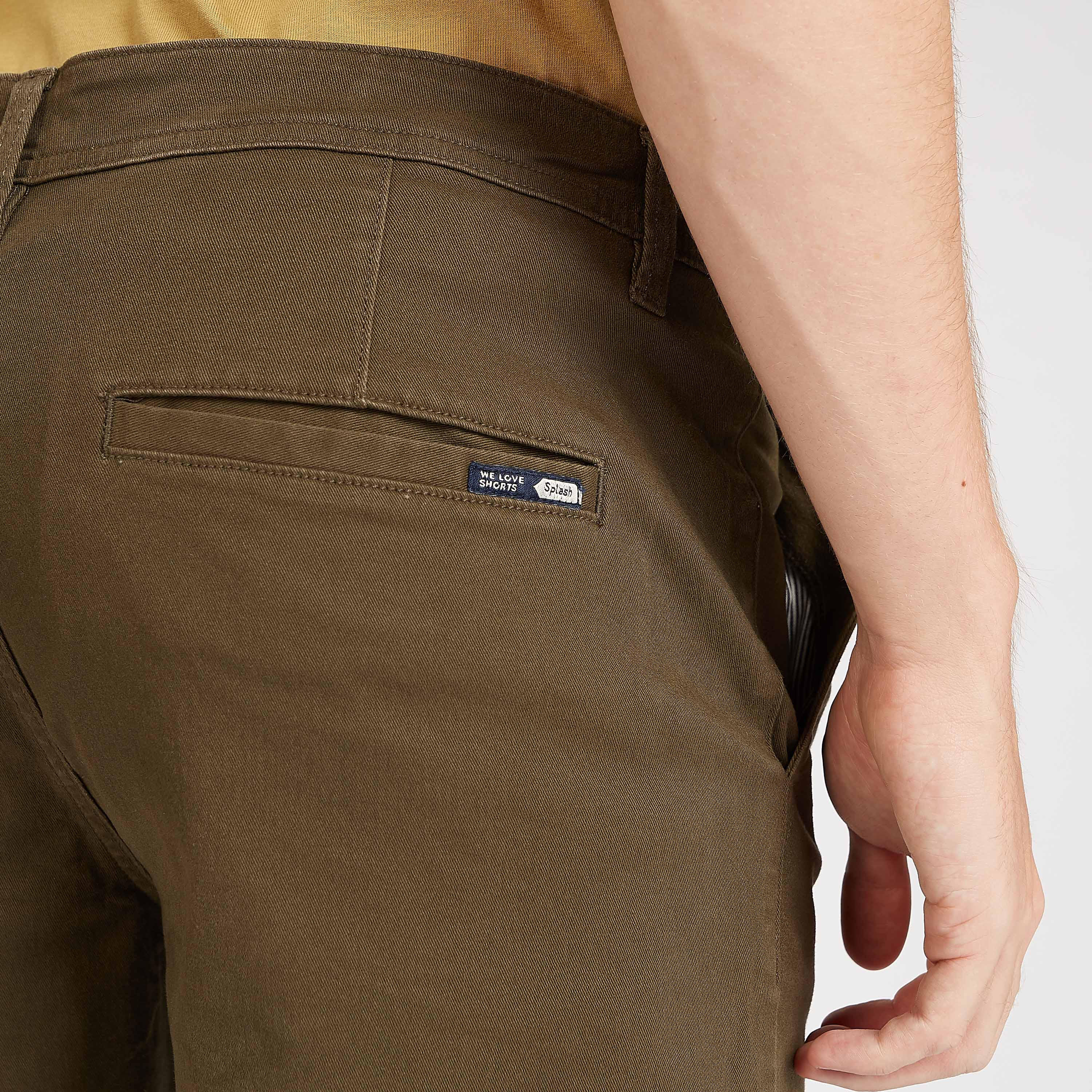 شورت مستدام سليم فيت سادة بخصر متوسط الارتفاع وتفاصيل جيوب-men-clothing-bottoms-shorts-image-2