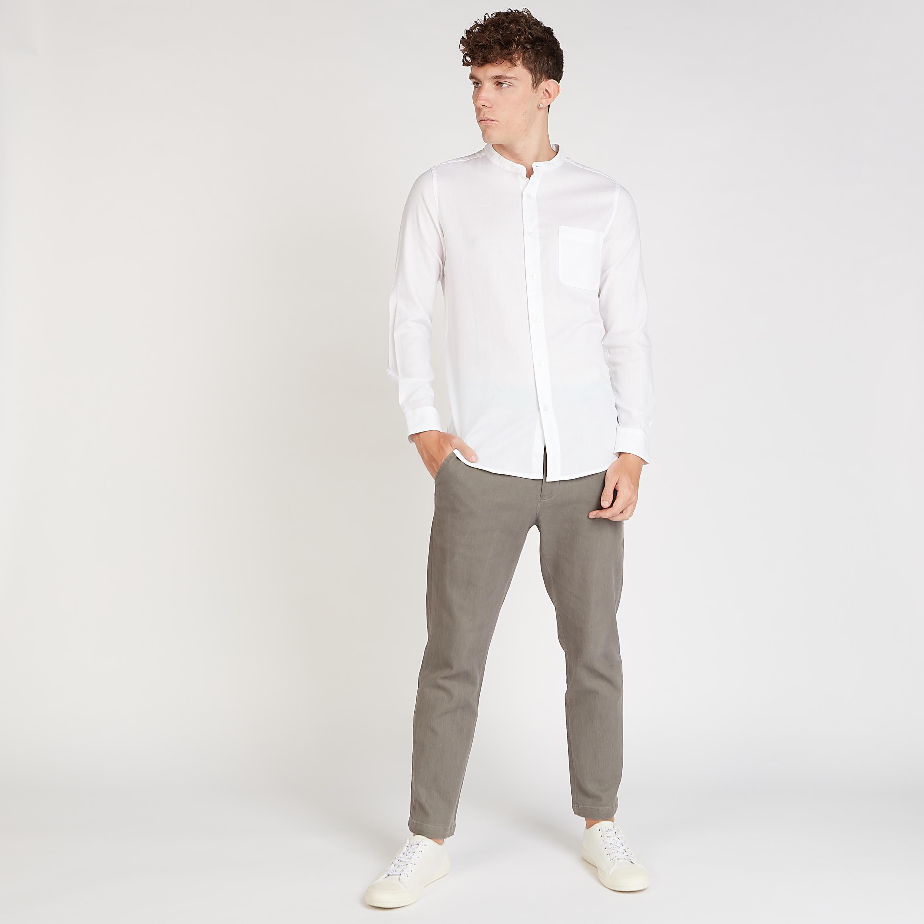 بنطلون شينو مستدام سادة بتفاصيل جيوب وعراوي حزام-men-clothing-bottoms-trousersandchinos-trousers-image-2