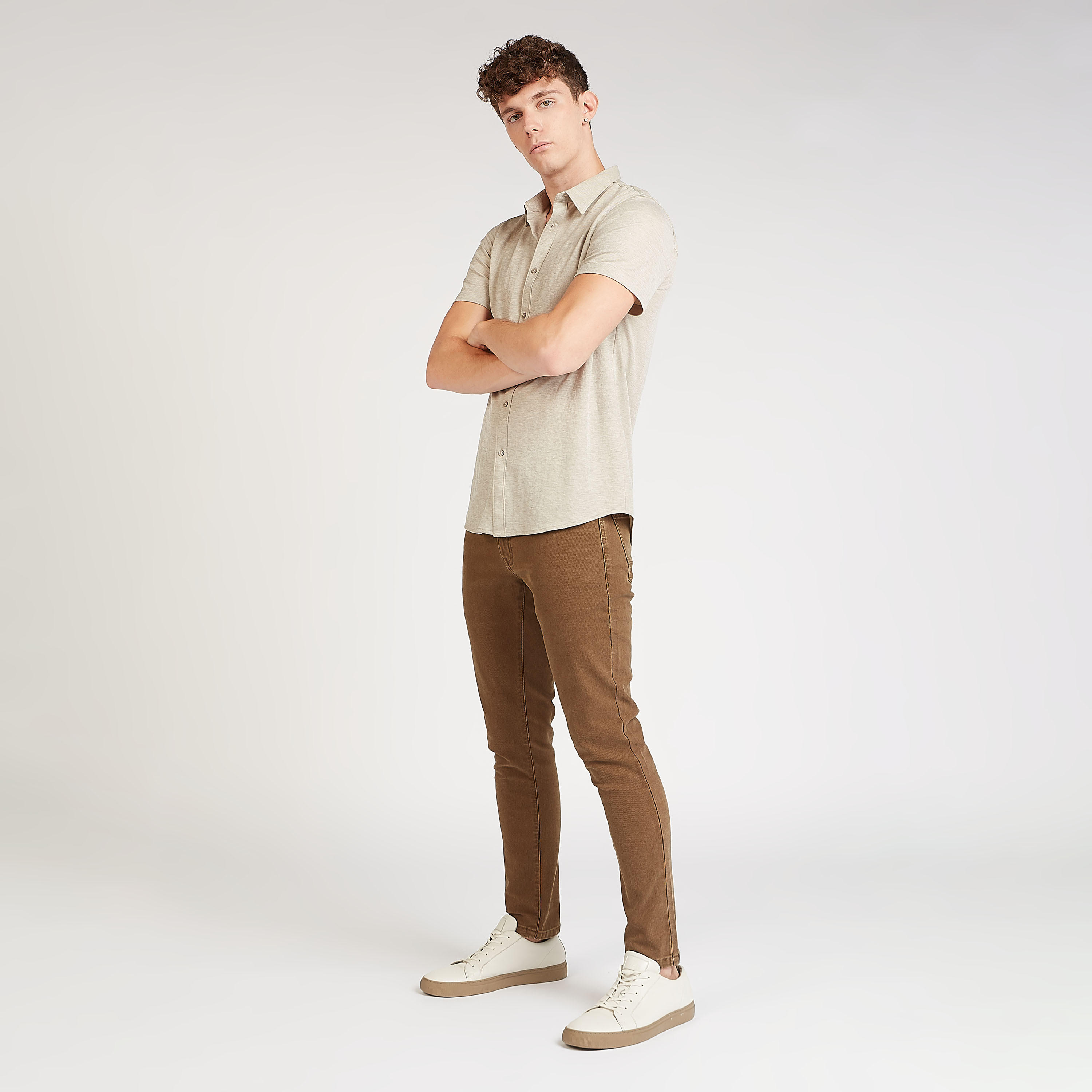 بنطلون مستدام بارز الملمس بقصة عادية-men-clothing-bottoms-trousersandchinos-trousers-image-4