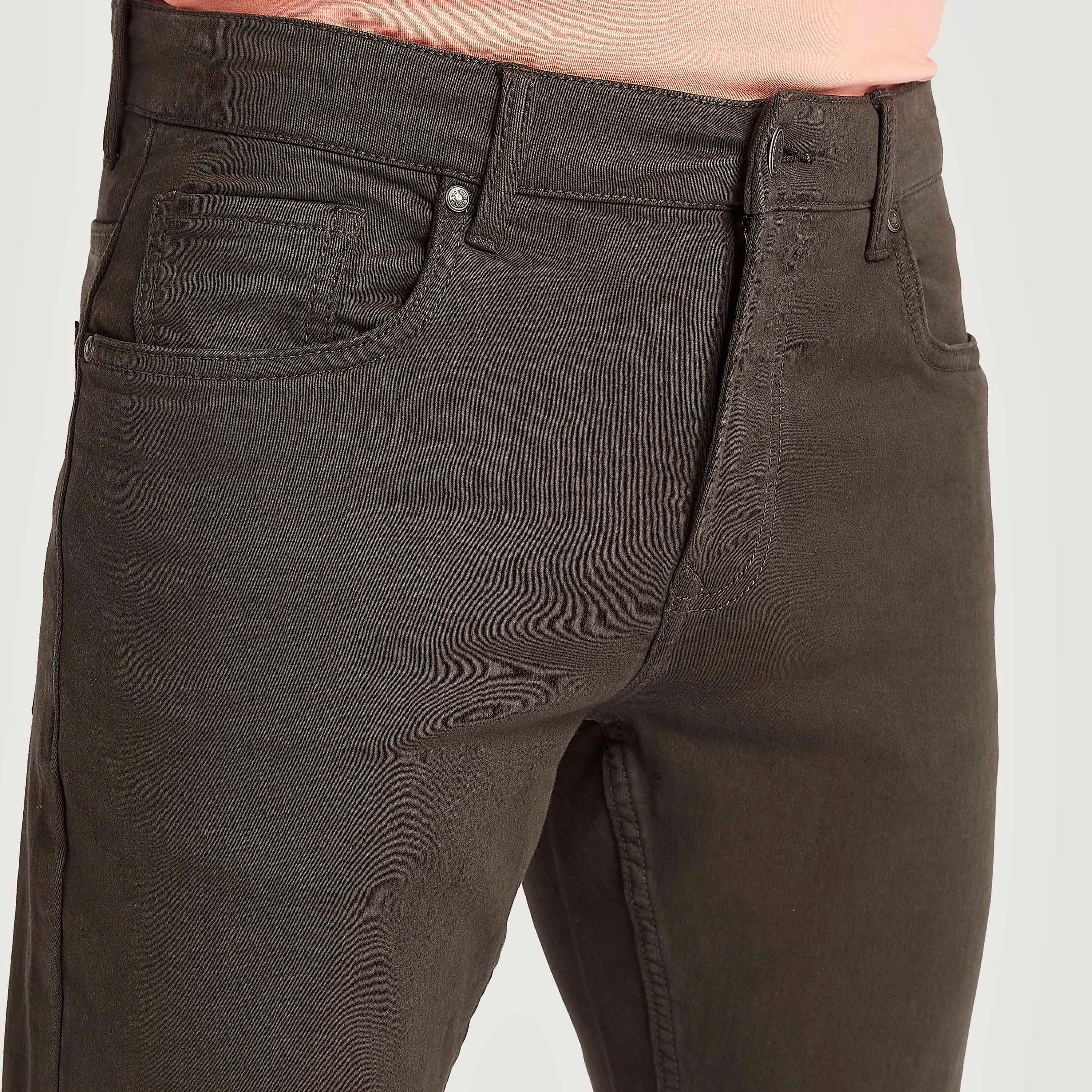 بنطلون شينو مستدام قصير سادة بخصر متوسّط الارتفاع وزر إغلاق وجيوب-men-clothing-bottoms-trousersandchinos-trousers-image-3