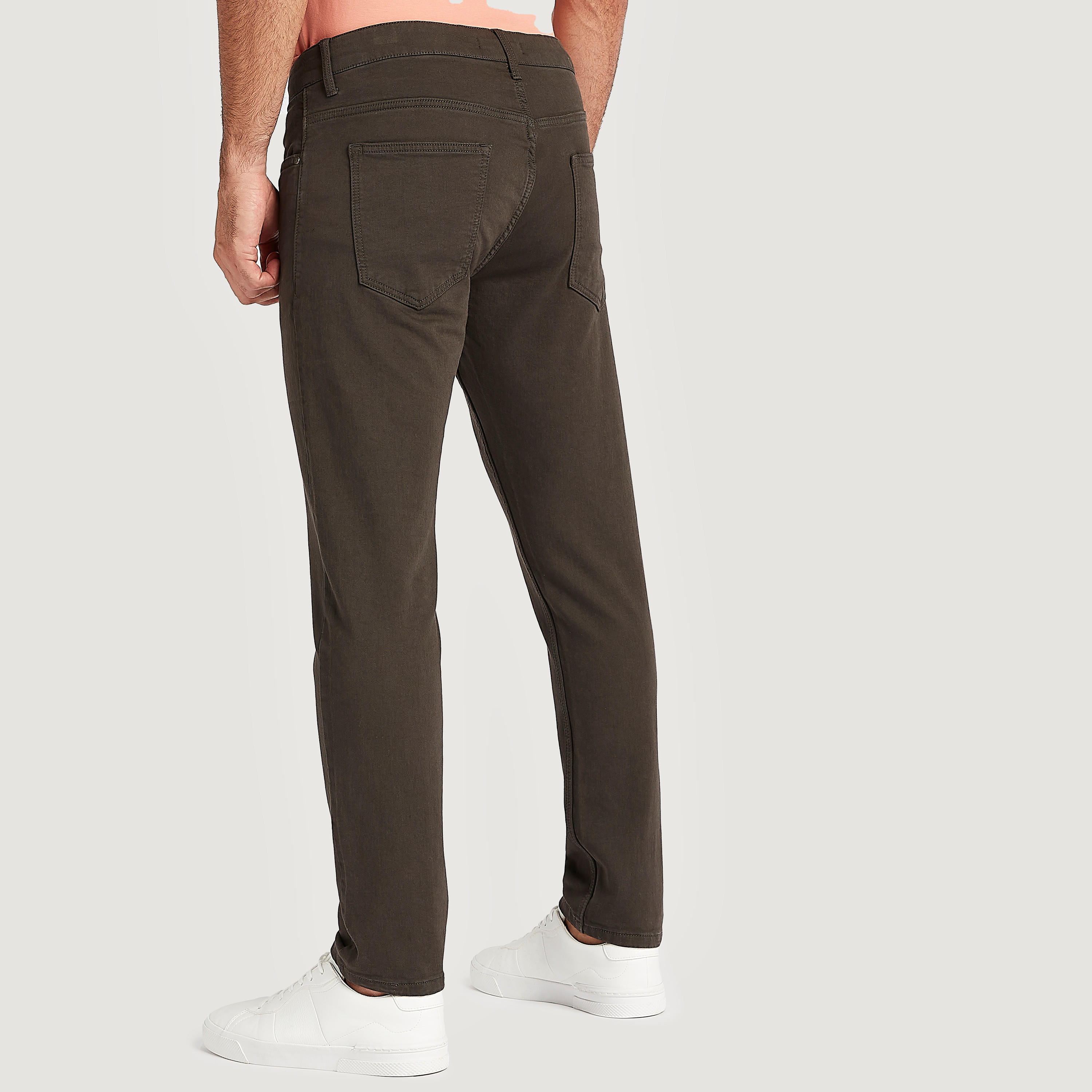 بنطلون شينو مستدام قصير سادة بخصر متوسّط الارتفاع وزر إغلاق وجيوب-men-clothing-bottoms-trousersandchinos-trousers-image-2