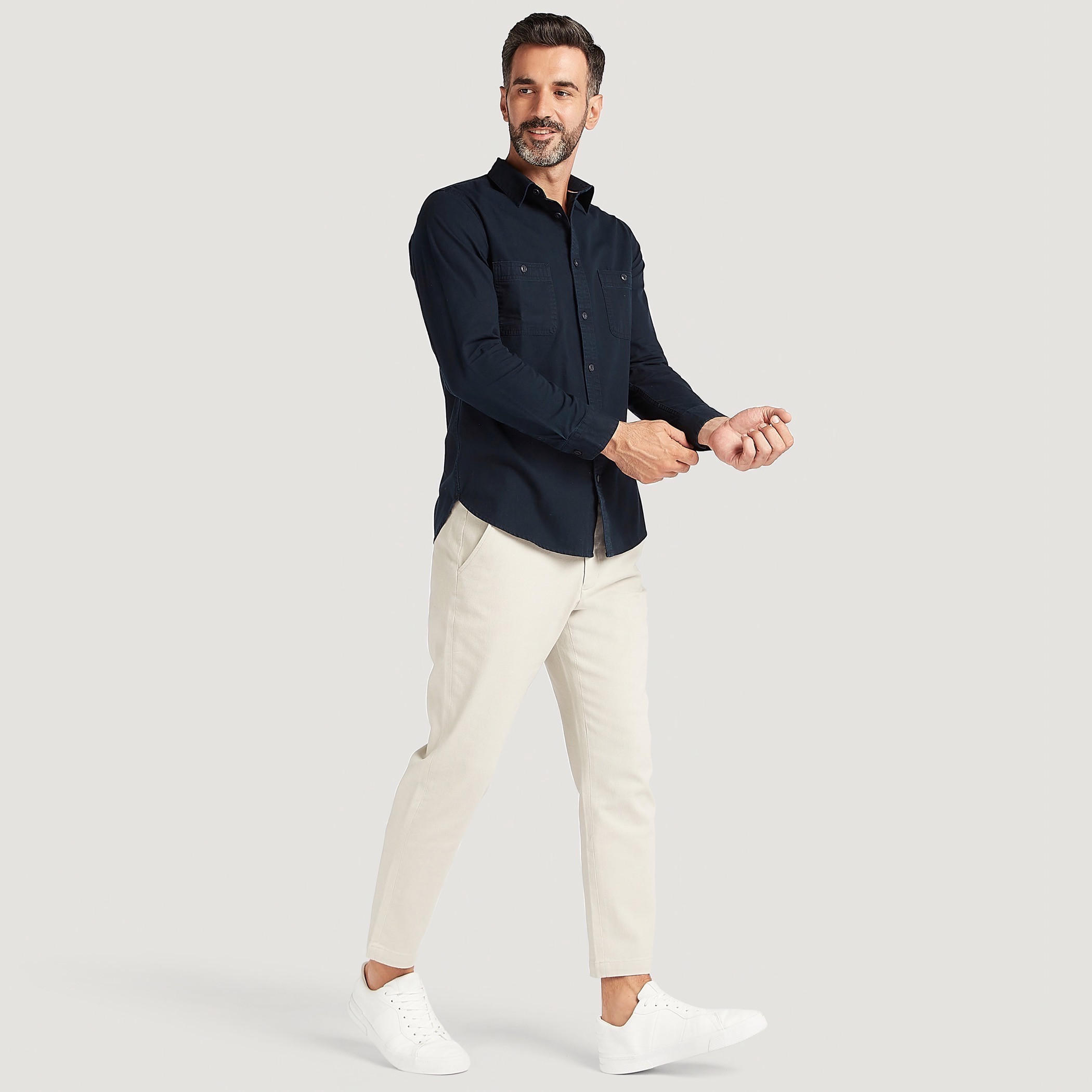بنطلون شينو سادة بطول الكاحل وبخصر متوسّط الارتفاع وزر إغلاق وجيوب-men-clothing-bottoms-trousersandchinos-chinos-image-4