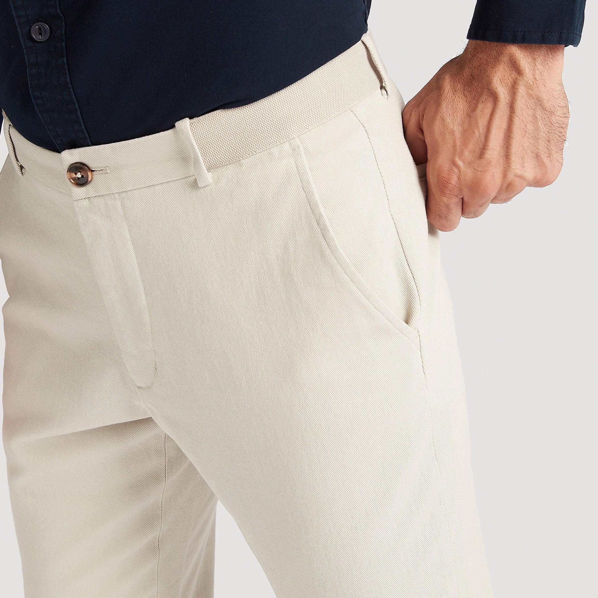 بنطلون شينو سادة بطول الكاحل وبخصر متوسّط الارتفاع وزر إغلاق وجيوب-men-clothing-bottoms-trousersandchinos-chinos-image-3