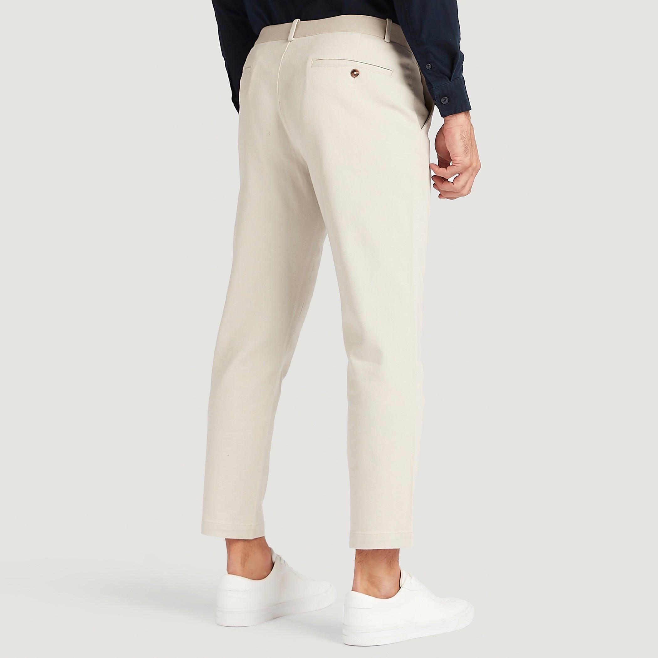بنطلون شينو سادة بطول الكاحل وبخصر متوسّط الارتفاع وزر إغلاق وجيوب-men-clothing-bottoms-trousersandchinos-chinos-image-2