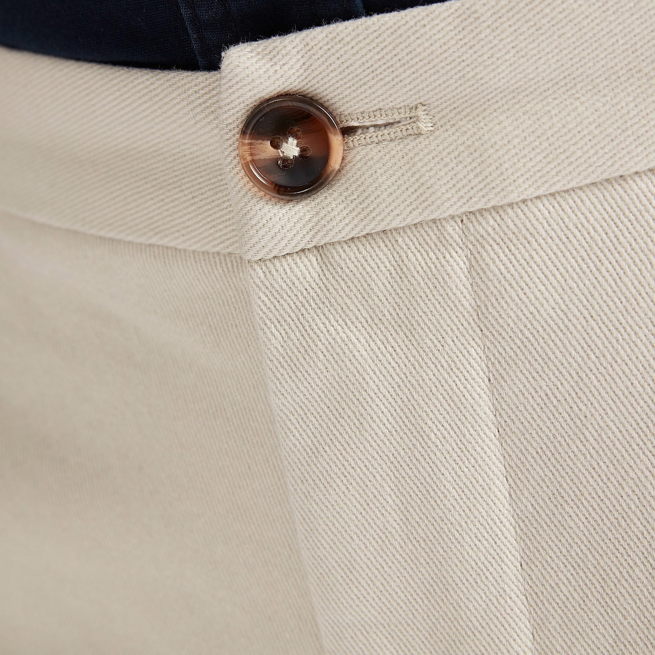 بنطلون شينو سادة بطول الكاحل وبخصر متوسّط الارتفاع وزر إغلاق وجيوب-men-clothing-bottoms-trousersandchinos-chinos-image-1