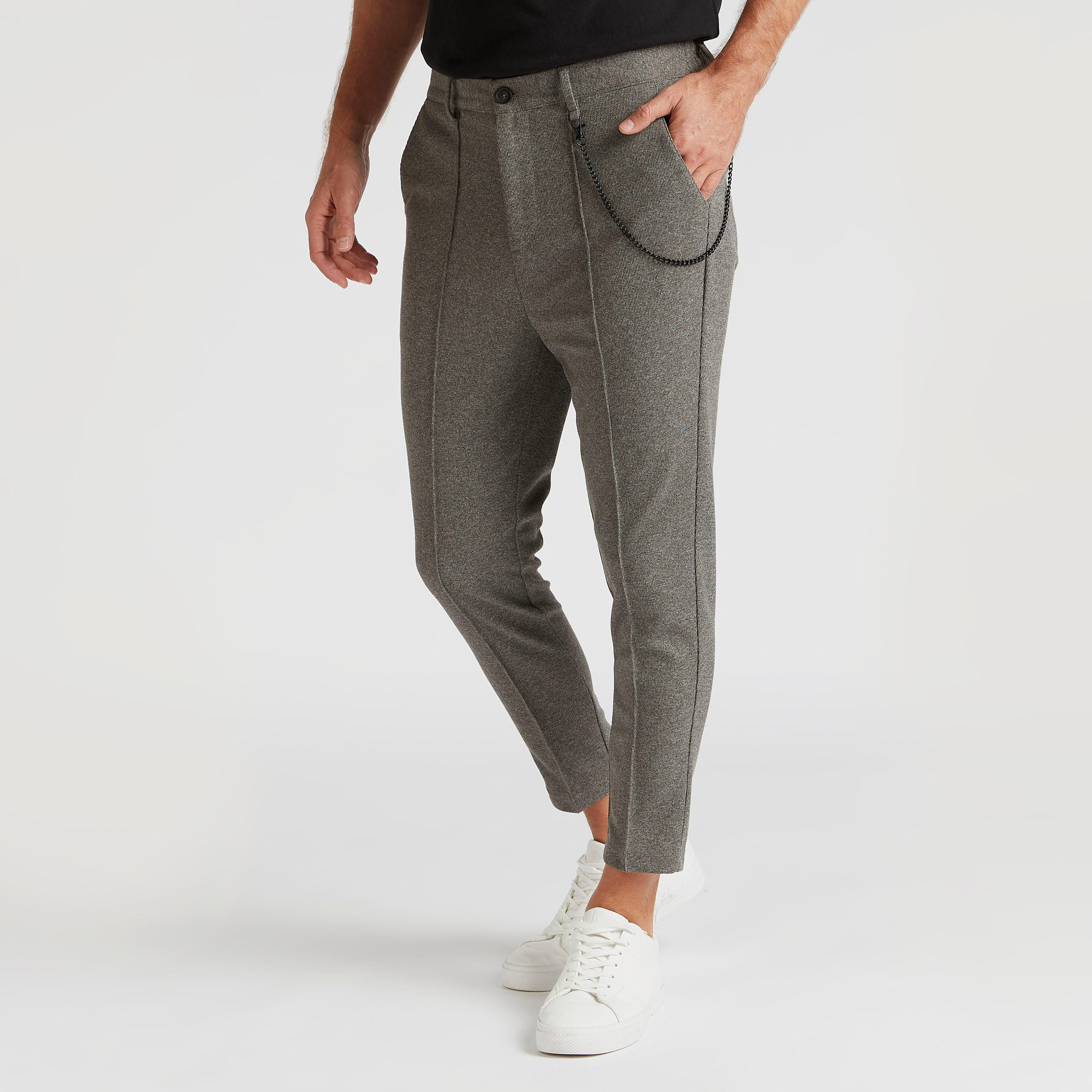 بنطلون شينو قصير سادة بخصر مطّاطي-men-clothing-bottoms-trousersandchinos-trousers-image-5