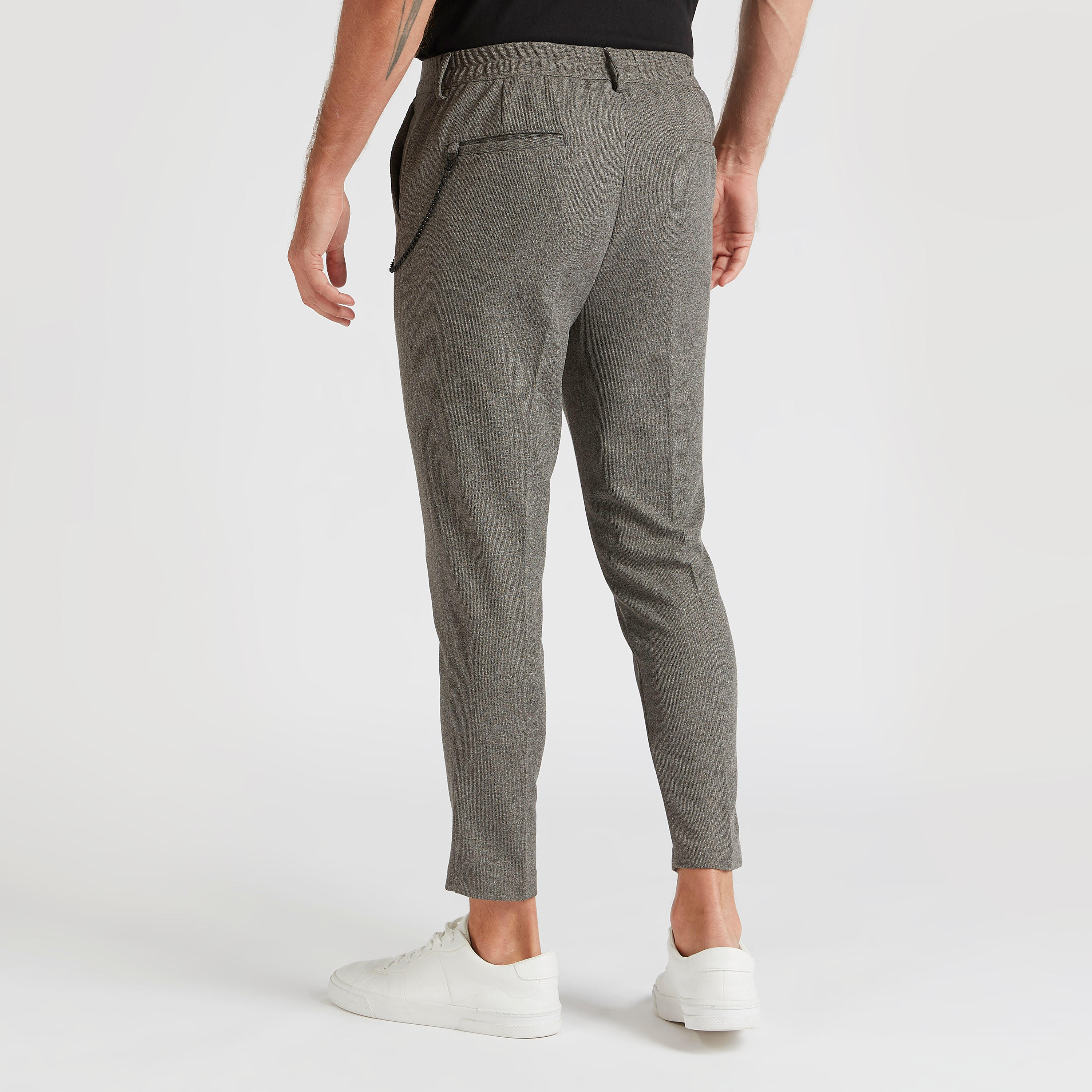 بنطلون شينو قصير سادة بخصر مطّاطي-men-clothing-bottoms-trousersandchinos-trousers-image-2