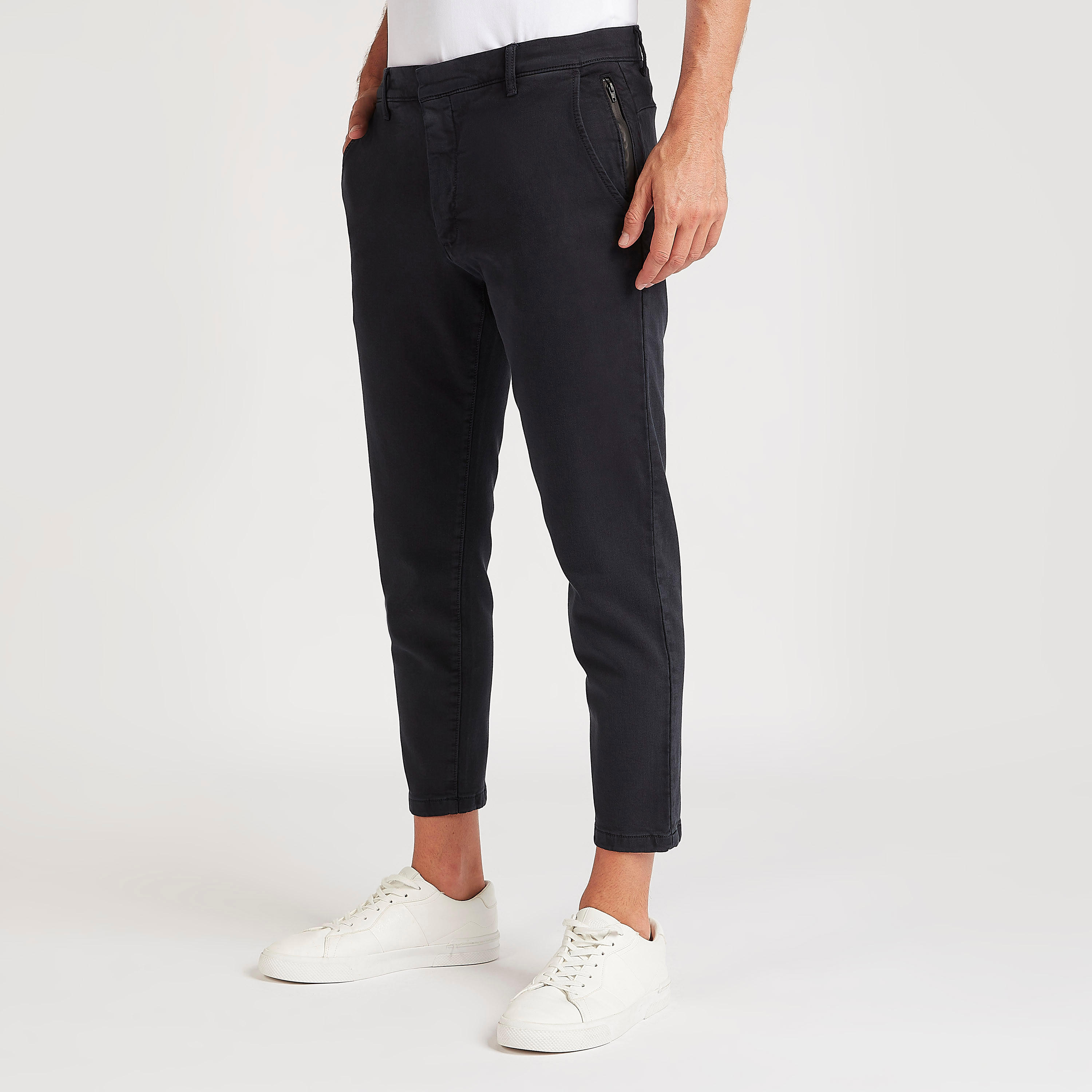 بنطلون رياضي سادة بقصة سكيني وخصر متوسط الارتفاع وجيوب بسحاب-men-clothing-bottoms-trousersandchinos-chinos-image-1