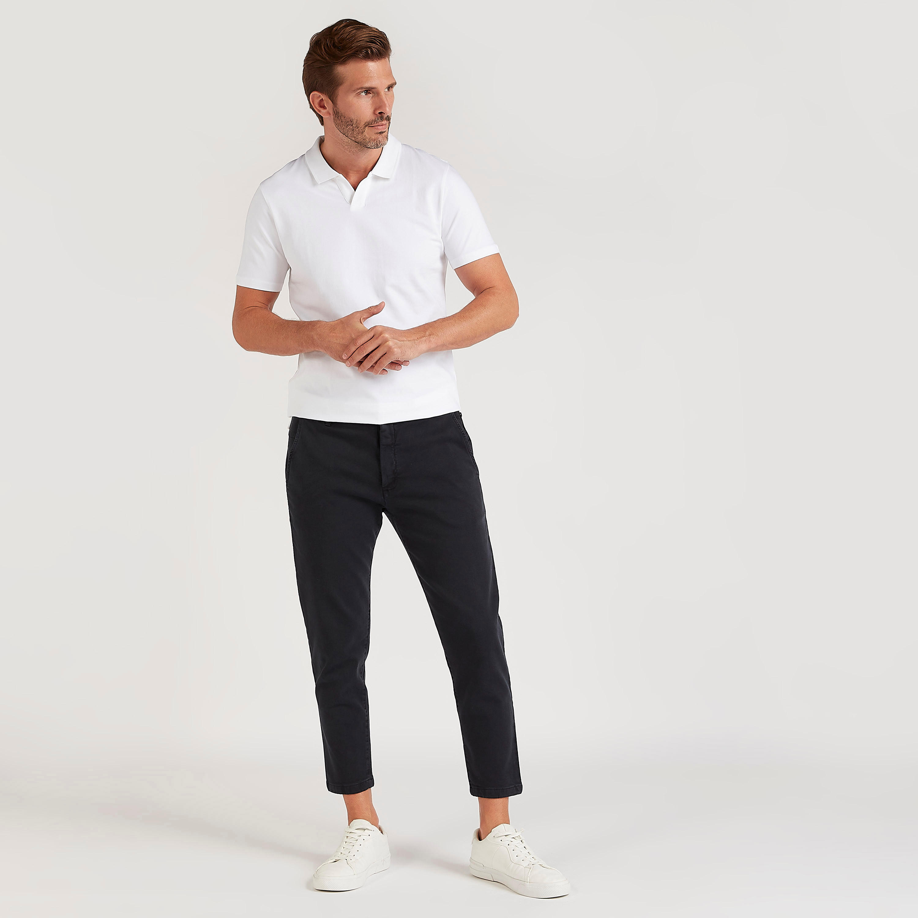 بنطلون رياضي سادة بقصة سكيني وخصر متوسط الارتفاع وجيوب بسحاب-men-clothing-bottoms-trousersandchinos-chinos-image-2