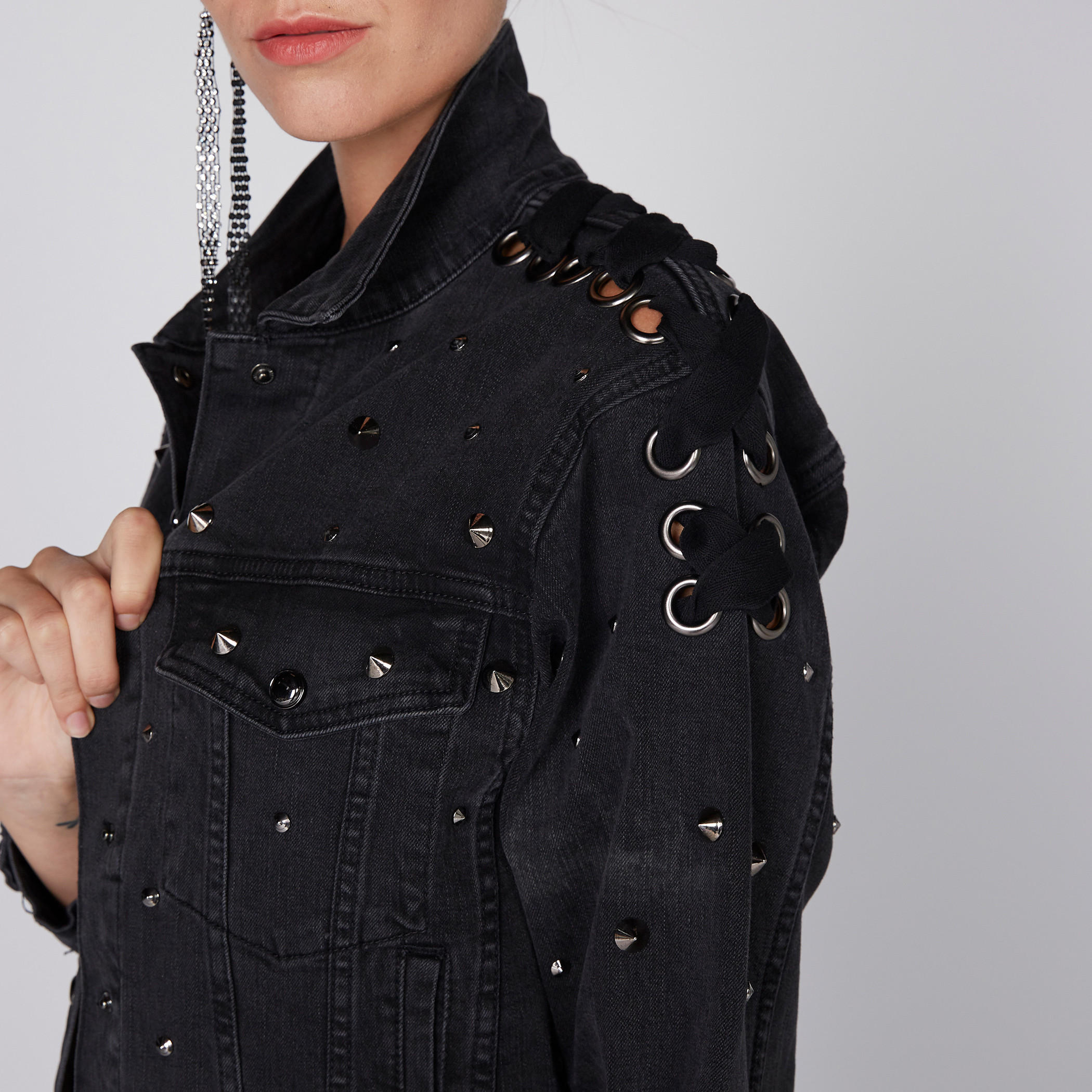 جاكيت مُطرّز من الدينم بأكمام طويلة-women-winterwear-coatsandjackets-jackets-image-4