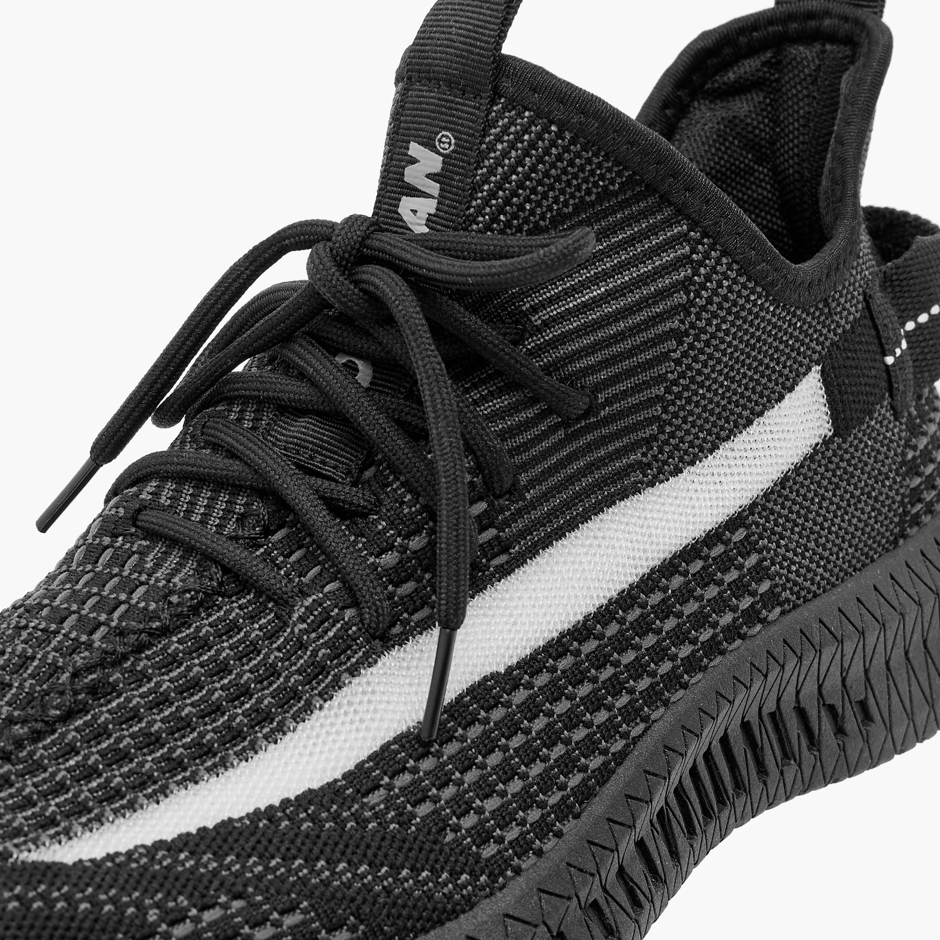 حذاء رياضي بتفاصيل شبكية ورباط إغلاق من أوكلان من شو إكسبرس-sports-men-shoes-image-14