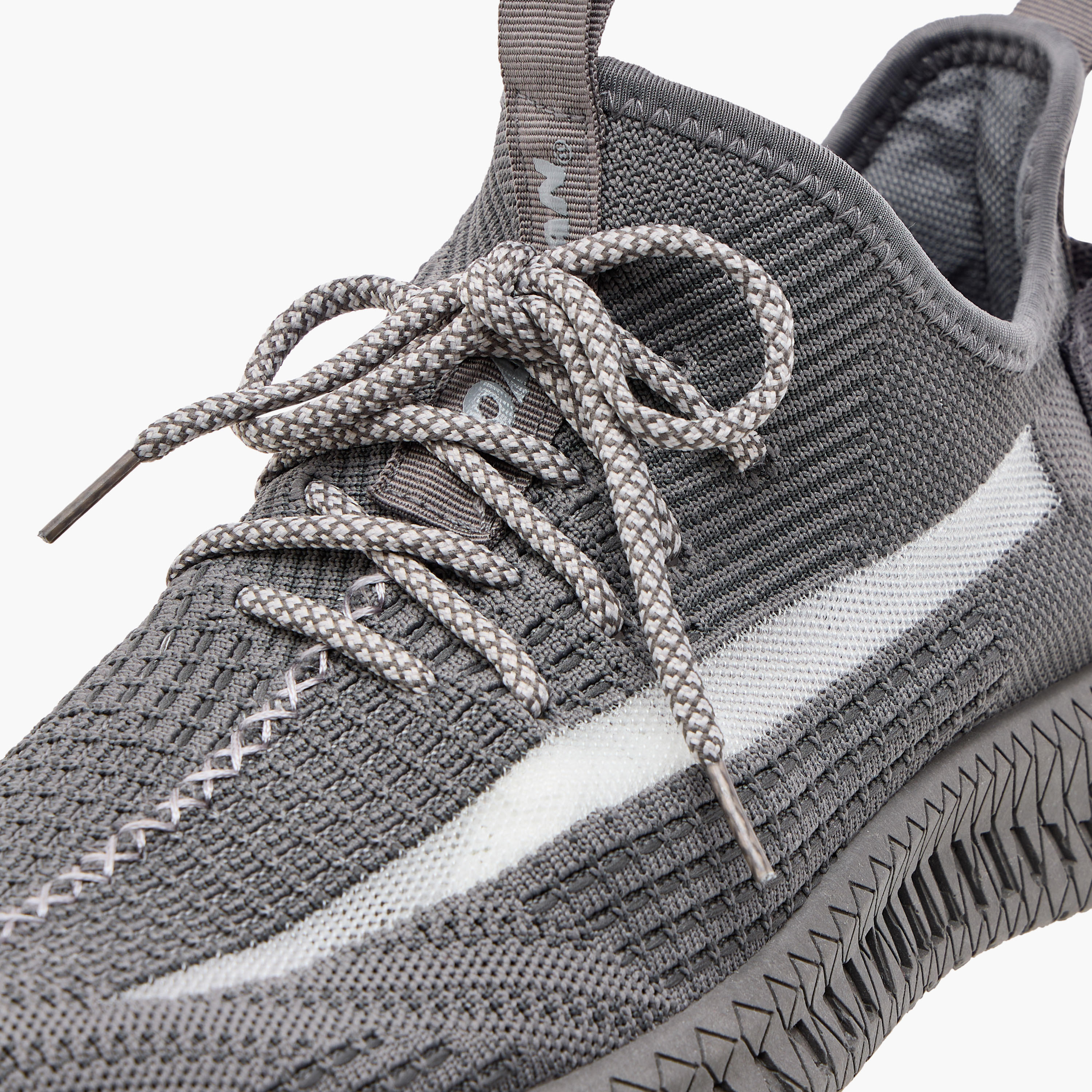 حذاء رياضي بتفاصيل شبكية ورباط إغلاق من أوكلان من شو إكسبرس-sports-men-shoes-image-9