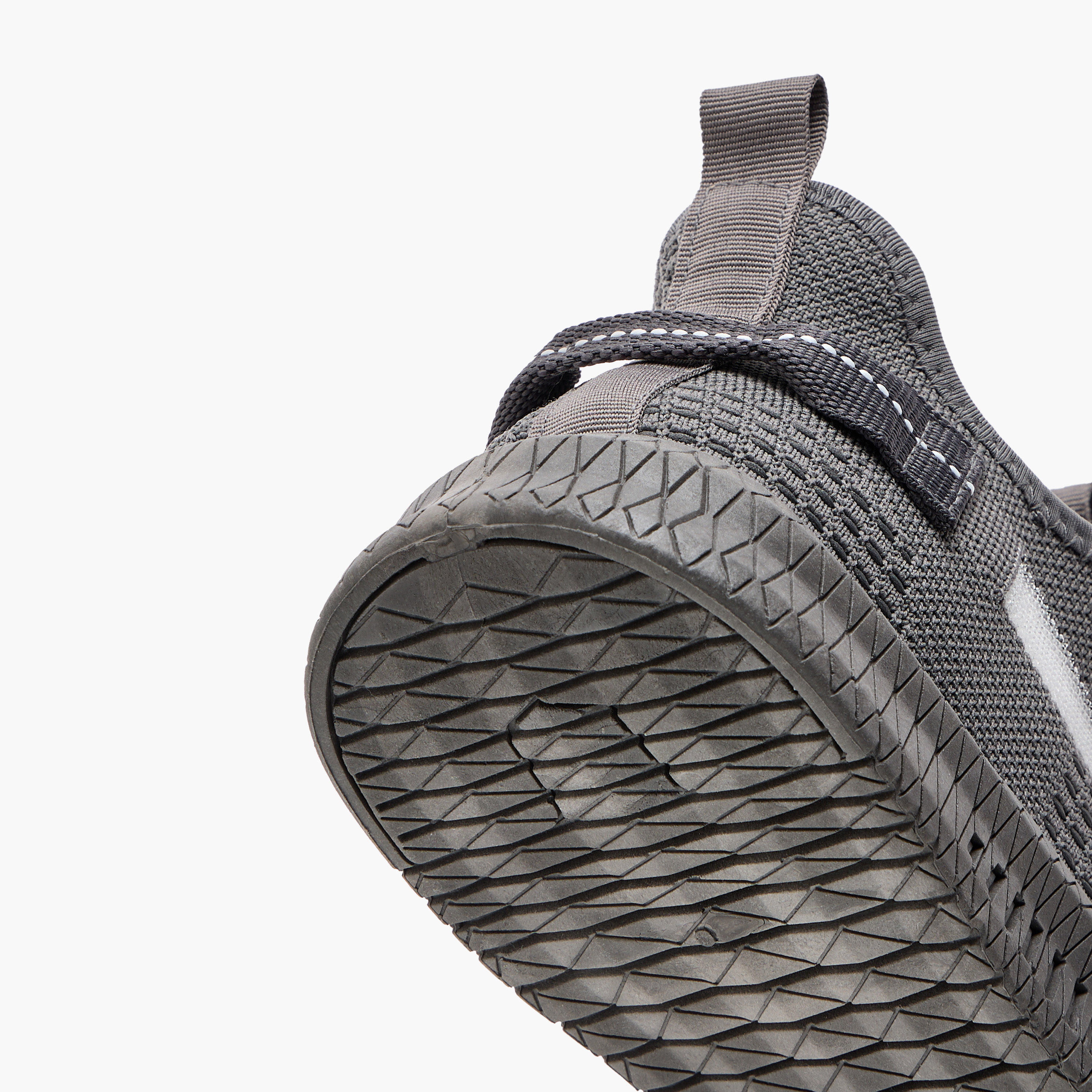 حذاء رياضي بتفاصيل شبكية ورباط إغلاق من أوكلان من شو إكسبرس-sports-men-shoes-image-10