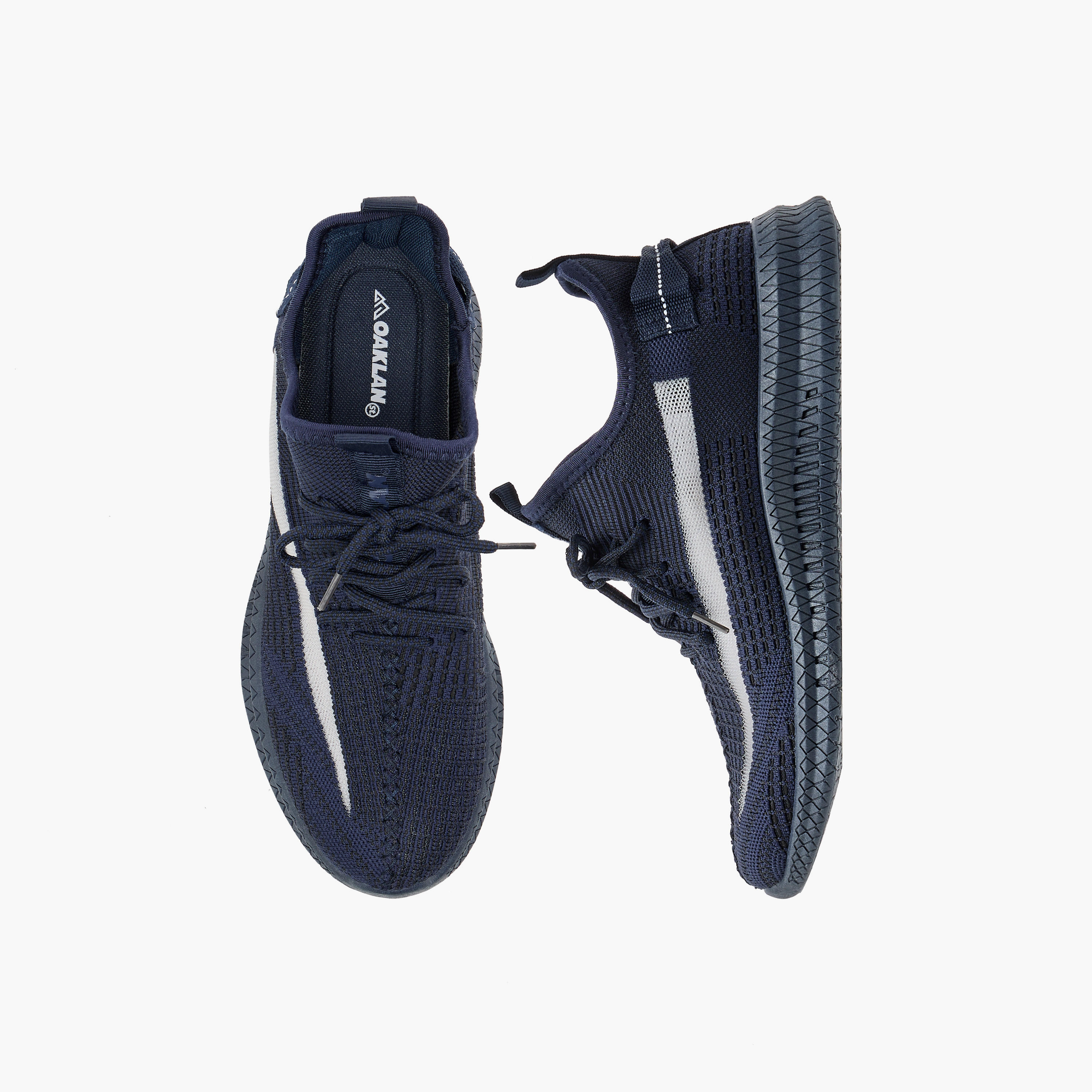 حذاء رياضي بتفاصيل شبكية ورباط إغلاق من أوكلان من شو إكسبرس-sports-men-shoes-image-1