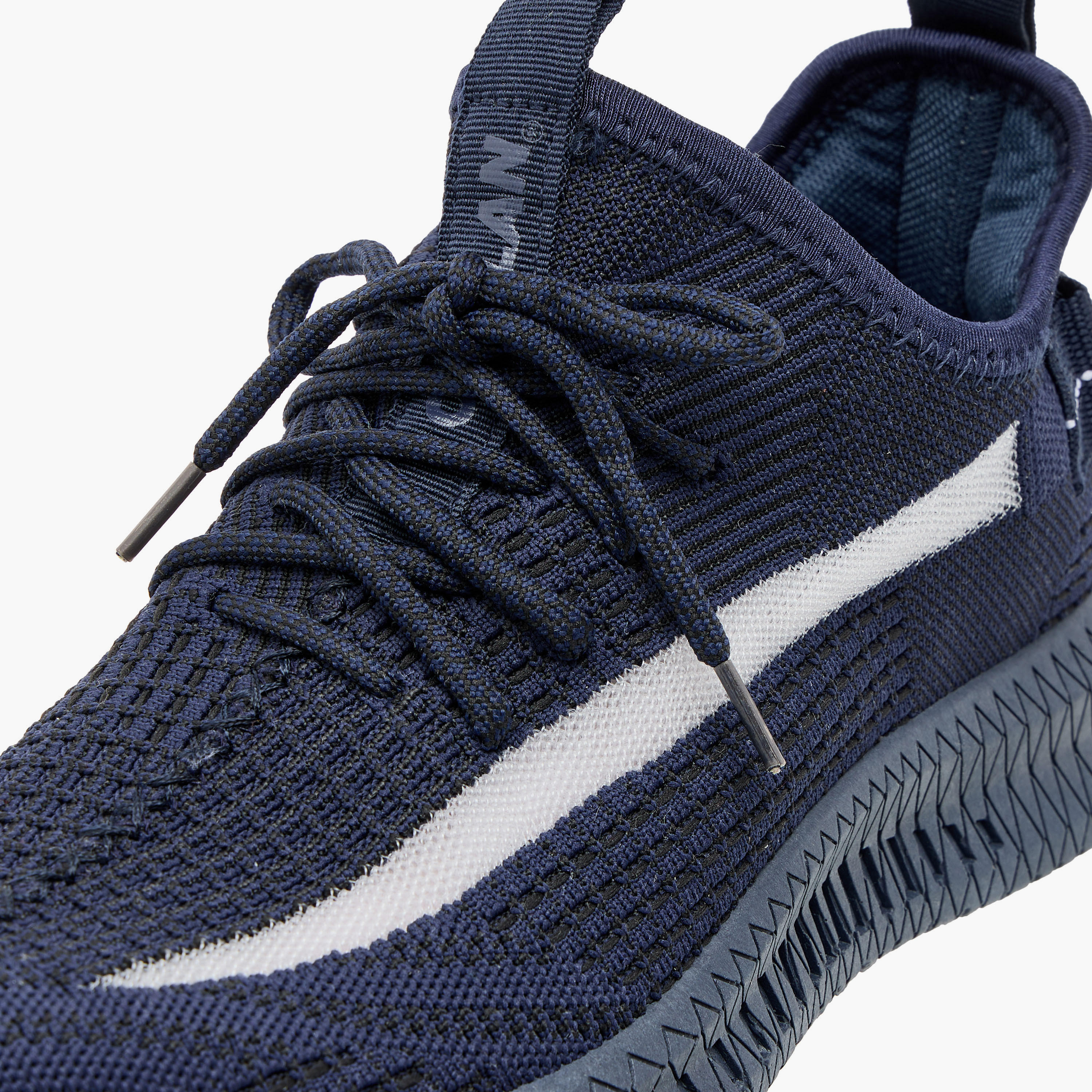 حذاء رياضي بتفاصيل شبكية ورباط إغلاق من أوكلان من شو إكسبرس-sports-men-shoes-image-4