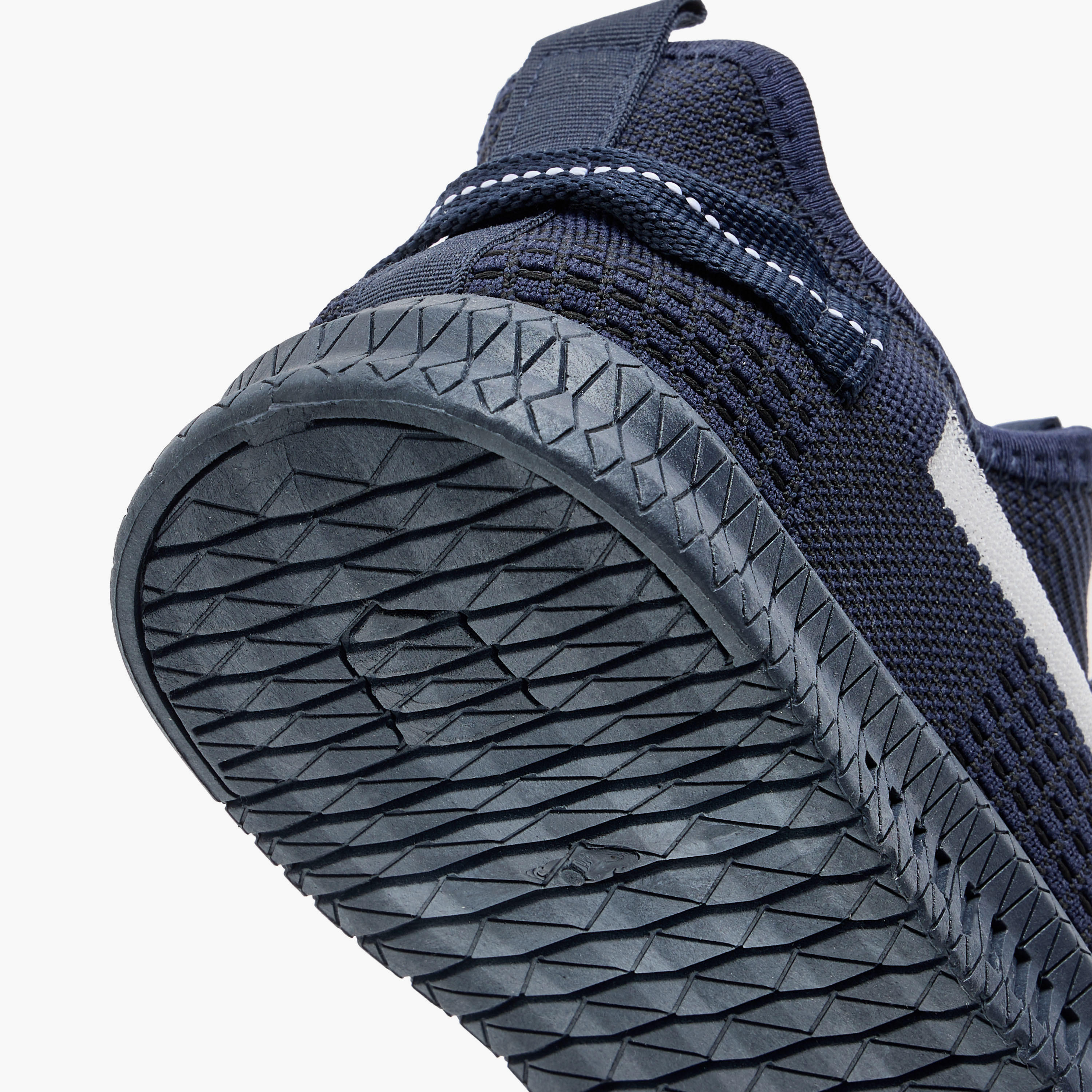 حذاء رياضي بتفاصيل شبكية ورباط إغلاق من أوكلان من شو إكسبرس-sports-men-shoes-image-5