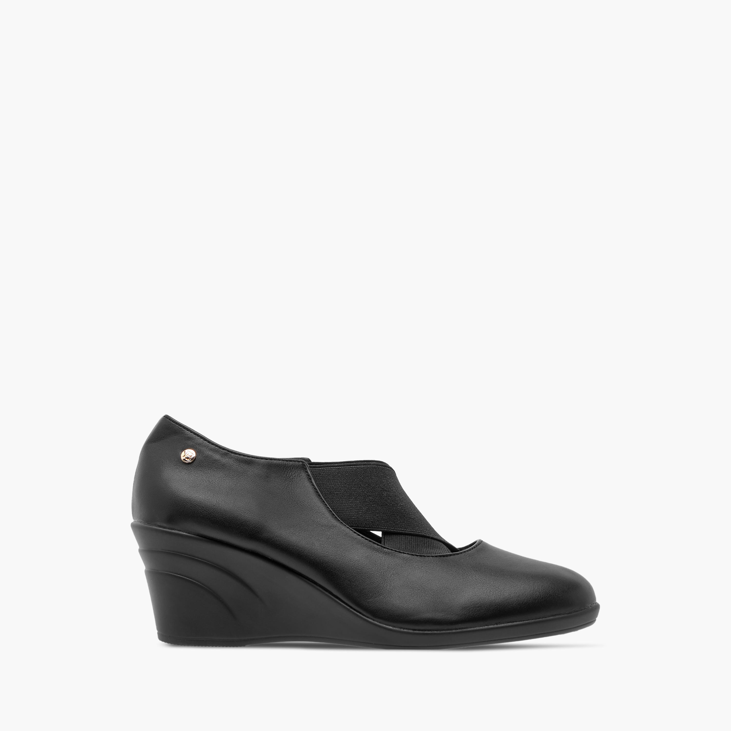 حذاء كلاسيكي سهل الارتداء بكعب ويدج وطبعات مونوجرام من فلورا بيلا-women-shoes-heels-image-8