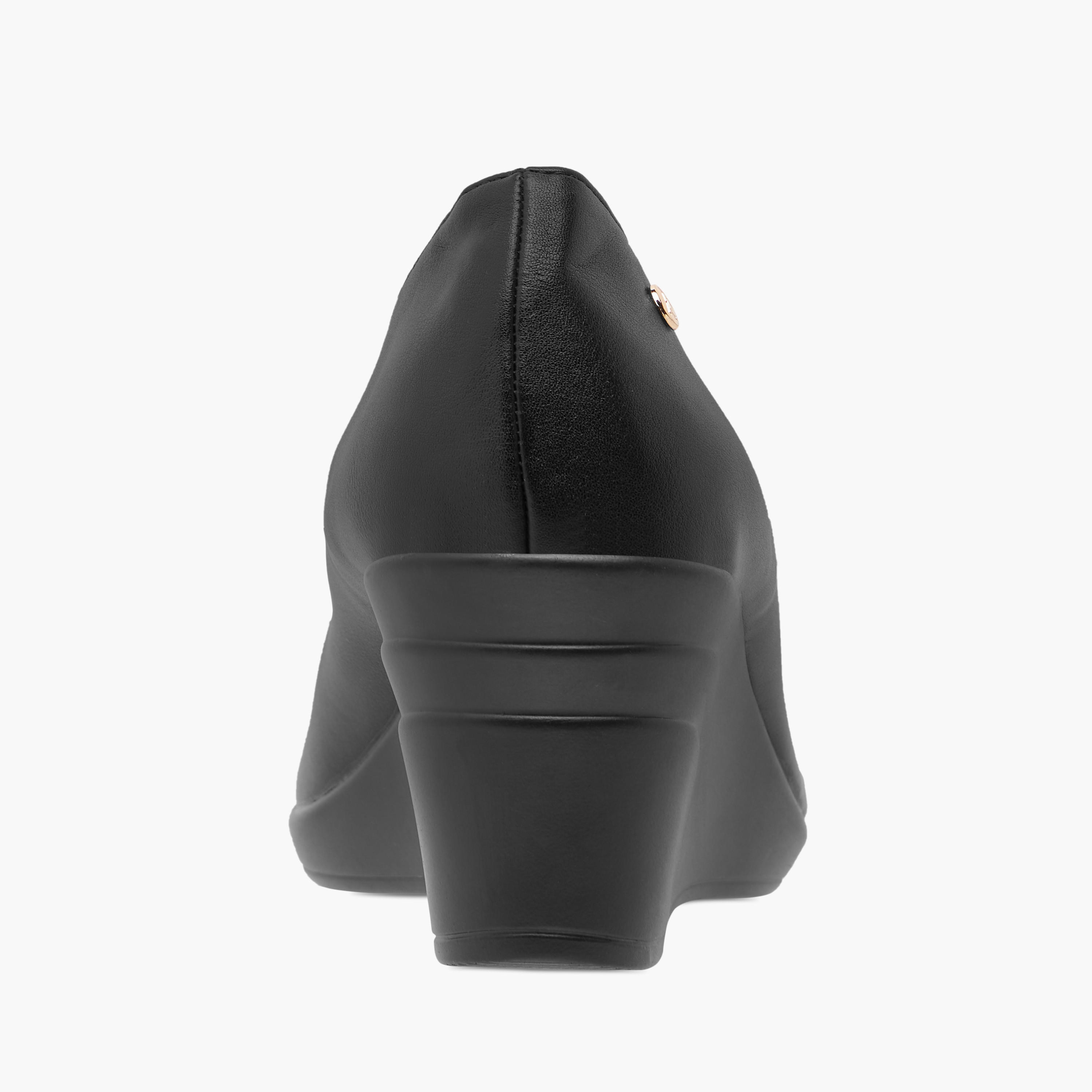 حذاء كلاسيكي سهل الارتداء بكعب ويدج وطبعات مونوجرام من فلورا بيلا-women-shoes-heels-image-10