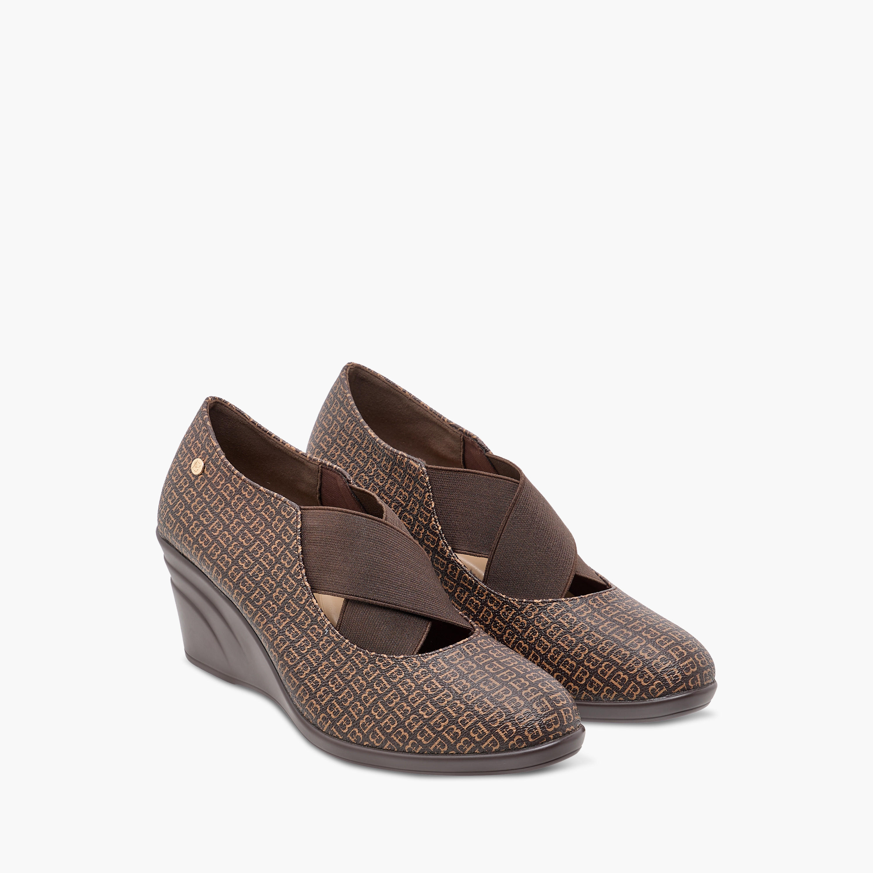 حذاء كلاسيكي سهل الارتداء بكعب ويدج وطبعات مونوجرام من فلورا بيلا-women-shoes-heels-image-1