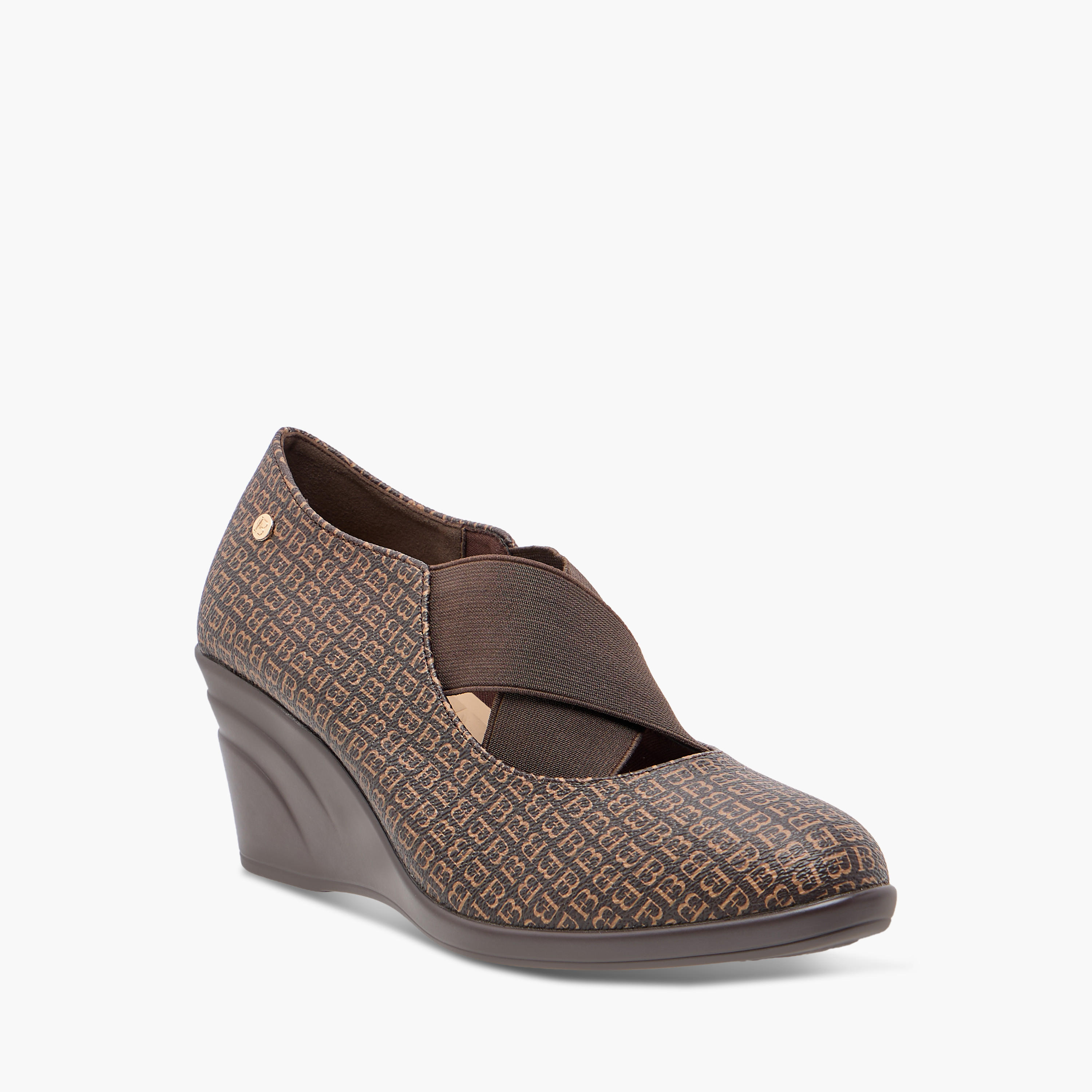 حذاء كلاسيكي سهل الارتداء بكعب ويدج وطبعات مونوجرام من فلورا بيلا-women-shoes-heels-image-2