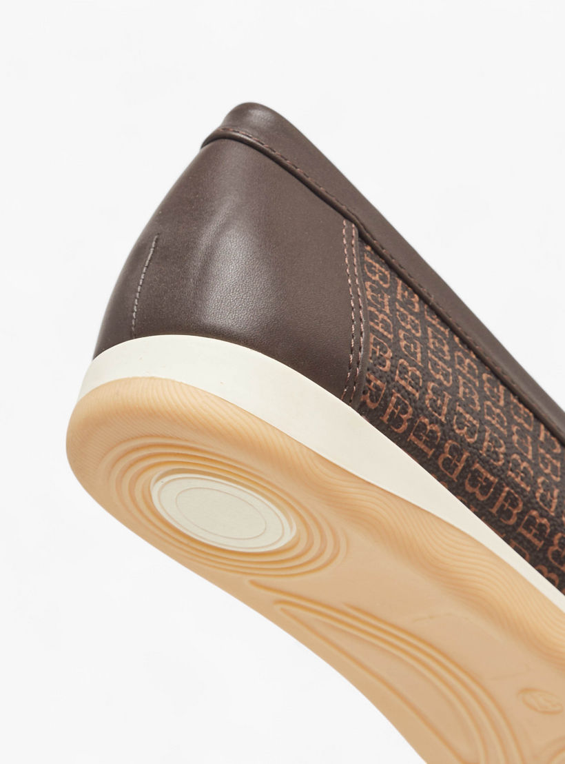 حذاء سادة سهل الارتداء بزينة إبزيم من فلورا بيلا-women-shoes-flats-loafers-image-5