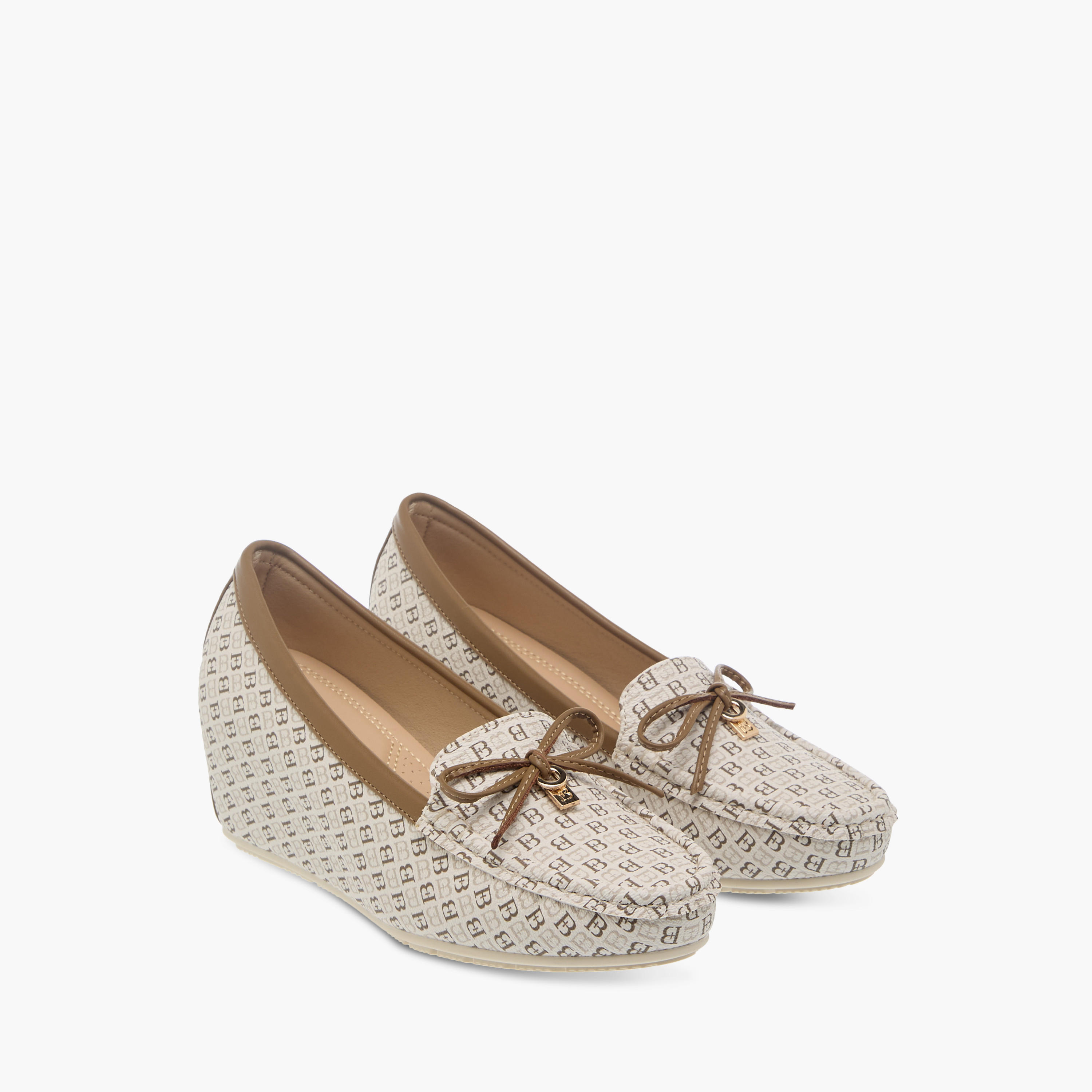 حذاء ويدج مريح بتفاصيل فيونكة وطبعات مونوجرام من فلورا بيلا-women-shoes-loafersandmoccasins-image-1