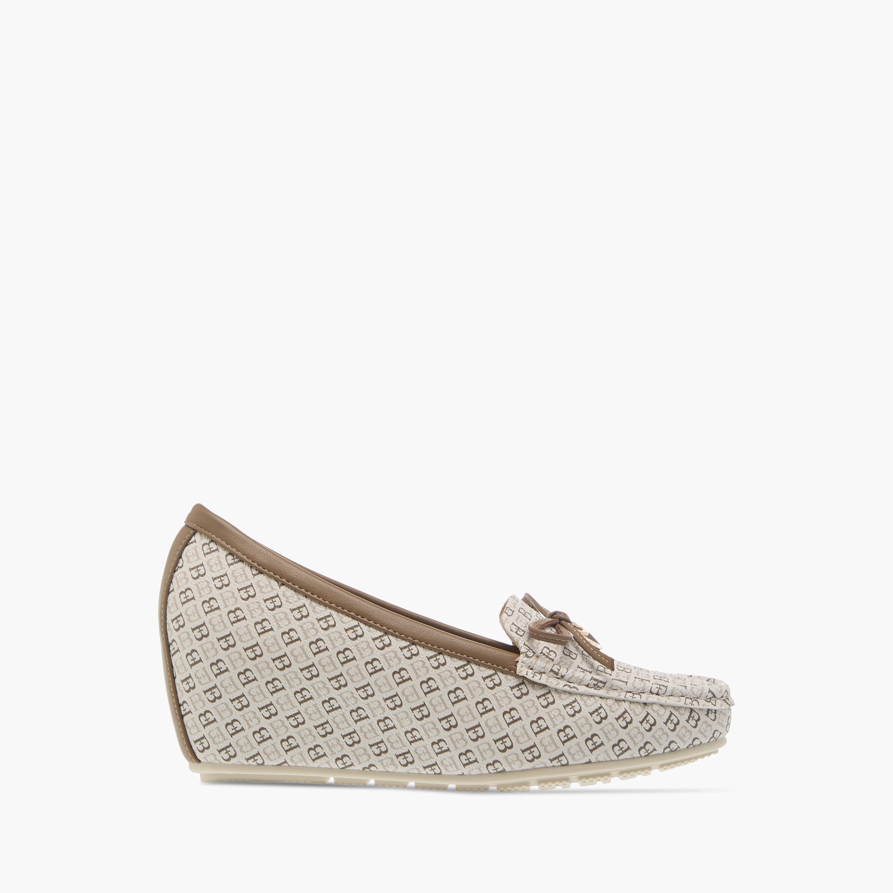 حذاء ويدج مريح بتفاصيل فيونكة وطبعات مونوجرام من فلورا بيلا-women-shoes-loafersandmoccasins-image-3