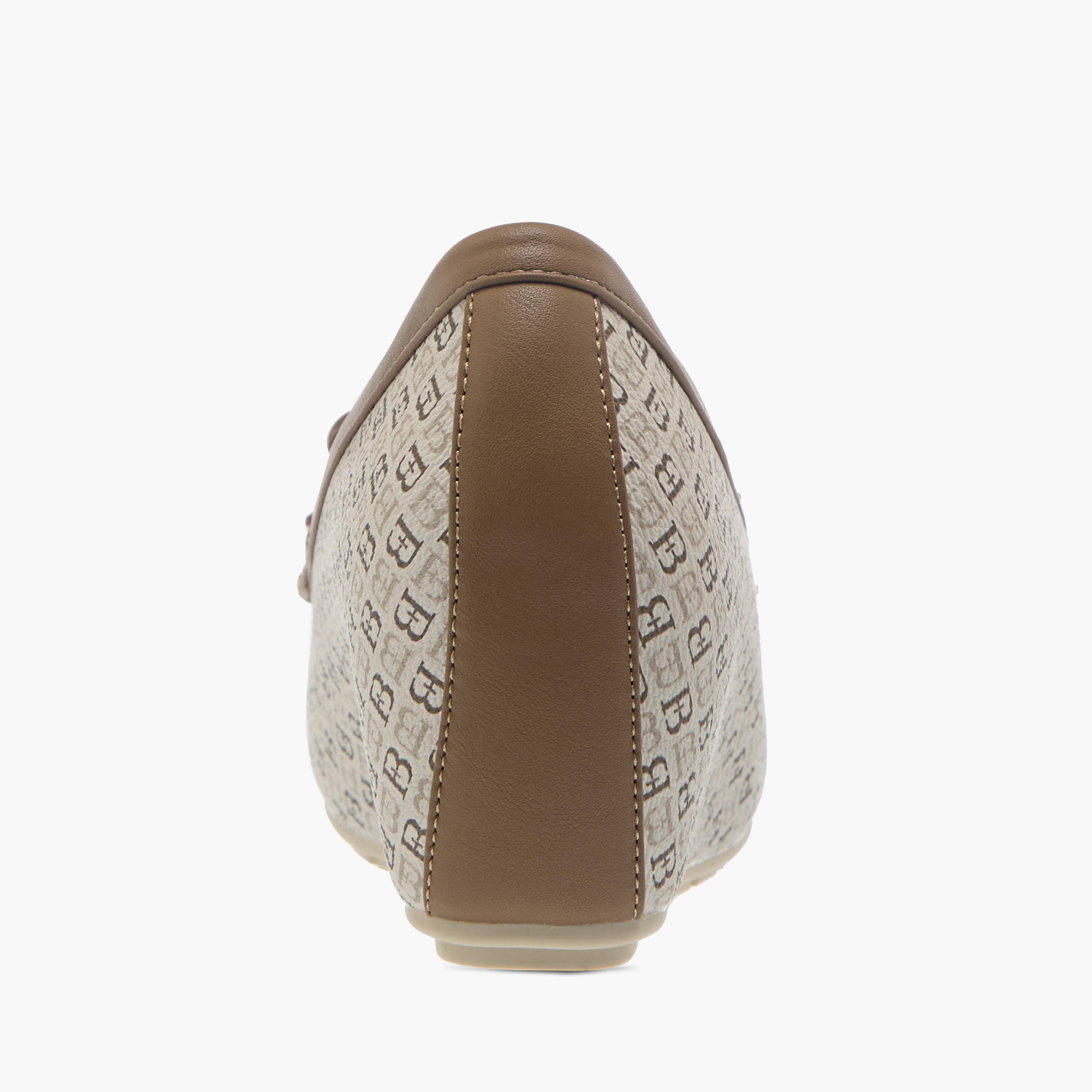 حذاء ويدج مريح بتفاصيل فيونكة وطبعات مونوجرام من فلورا بيلا-women-shoes-loafersandmoccasins-image-5