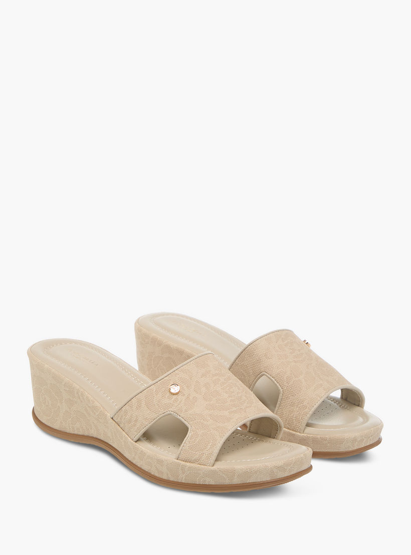 صندل مريح سهل الارتداء بارز الملمس بكعب ويدج وتفاصيل أزهار من فلورا بيلا-women-shoes-sandals-heeled-image-1