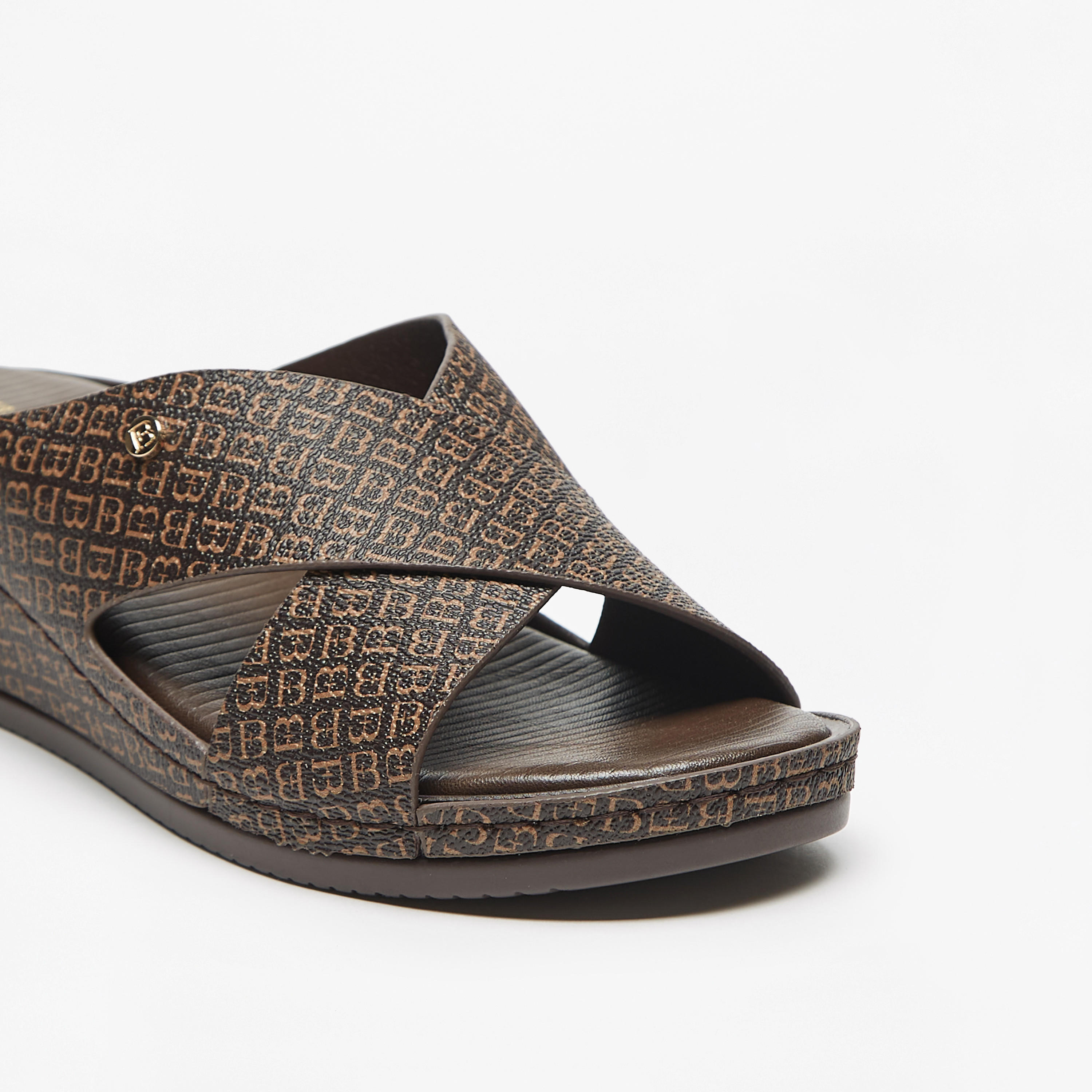 صندل سهل الارتداء بحزام متقاطع وكعب سميك وطبعات شعار من فلورا بيلا-women-shoes-sandals-heeled-image-5