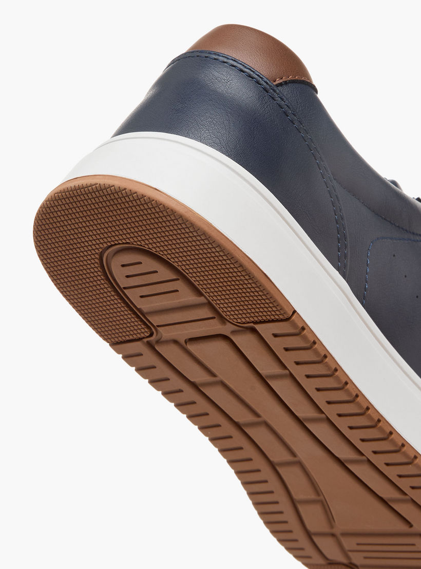 حذاء سنيكرز بألواح ورباط إغلاق من إل بي إل من شو إكسبريس-men-shoes-sneakers-image-5