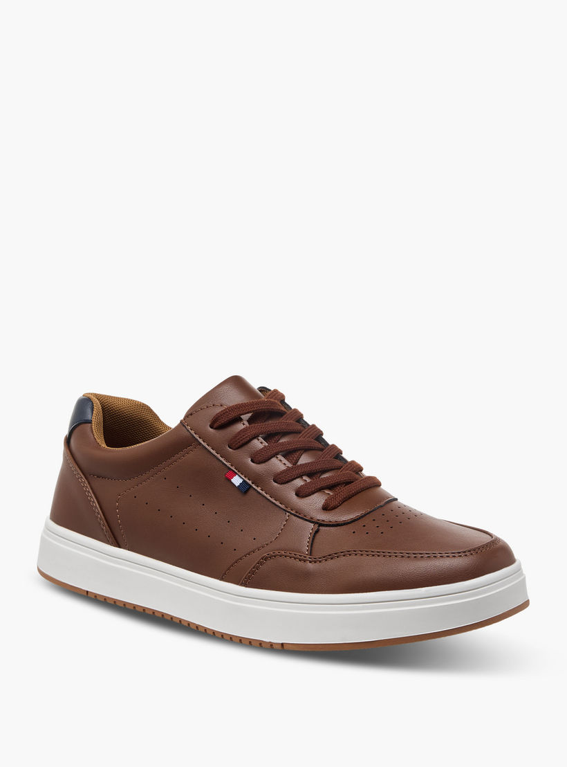 حذاء سنيكرز بألواح ورباط إغلاق من إل بي إل من شو إكسبريس-men-shoes-sneakers-image-2