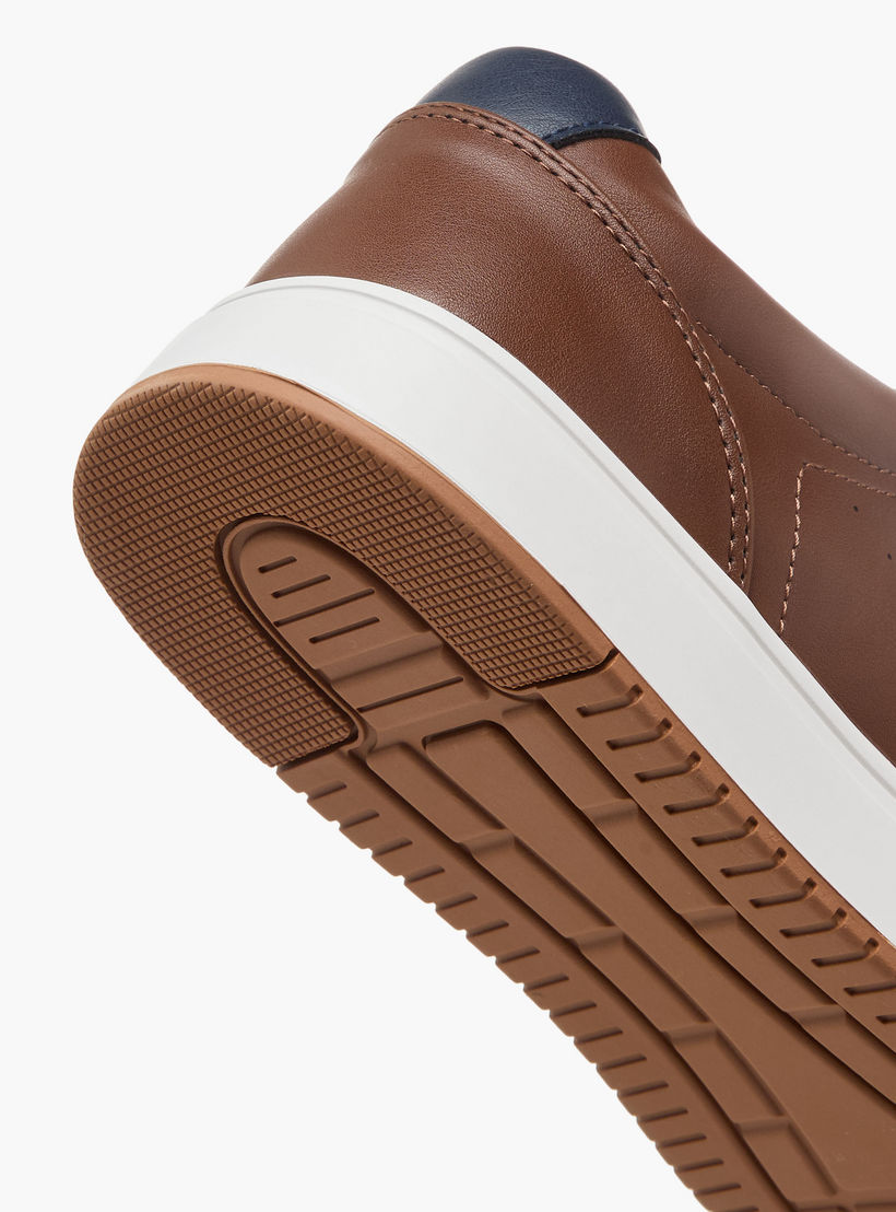 حذاء سنيكرز بألواح ورباط إغلاق من إل بي إل من شو إكسبريس-men-shoes-sneakers-image-5