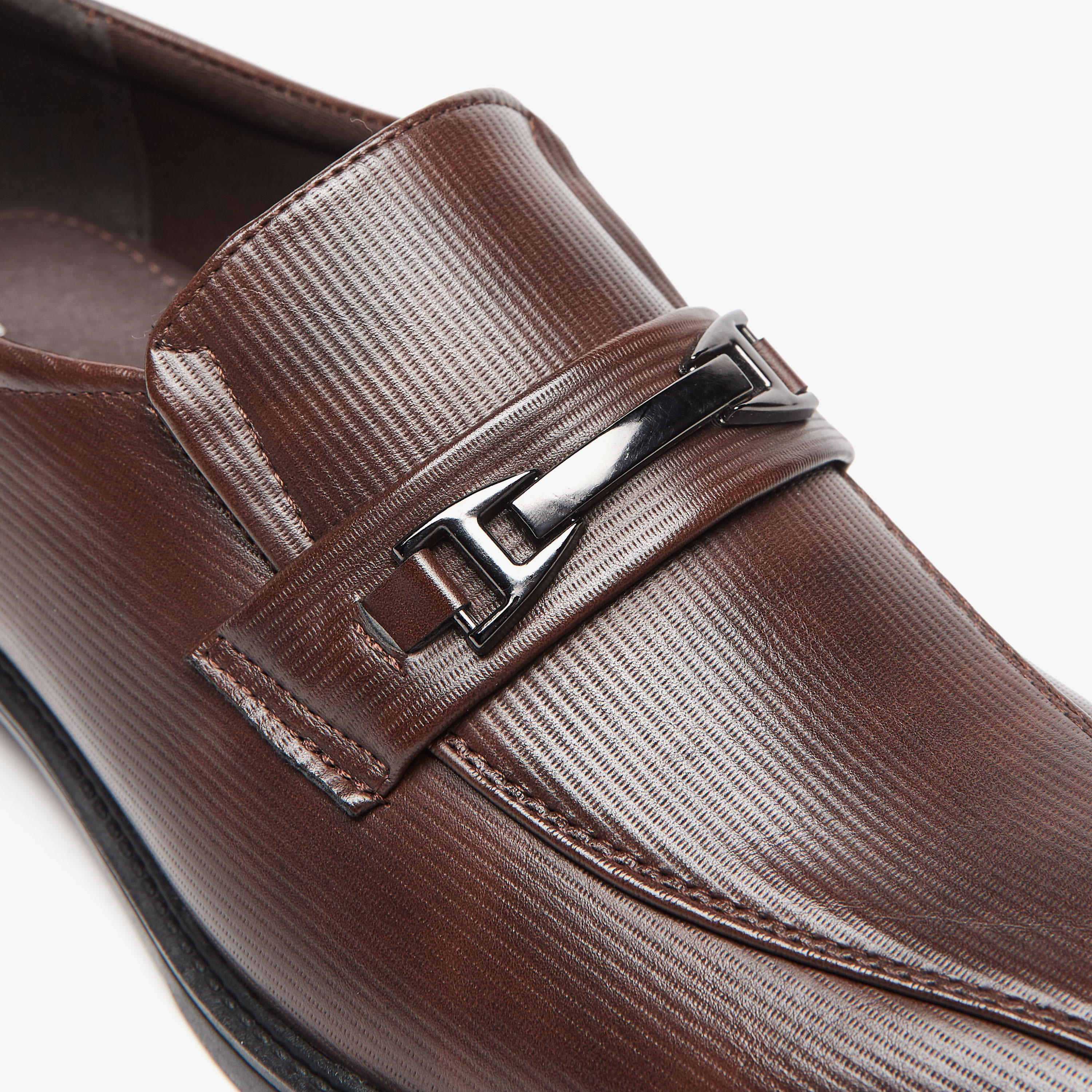 حذاء سهل الارتداء بارز الملمس بزينة ميتال من إل بي إل من شو إكسبريس-men-shoes-formalshoes-image-10