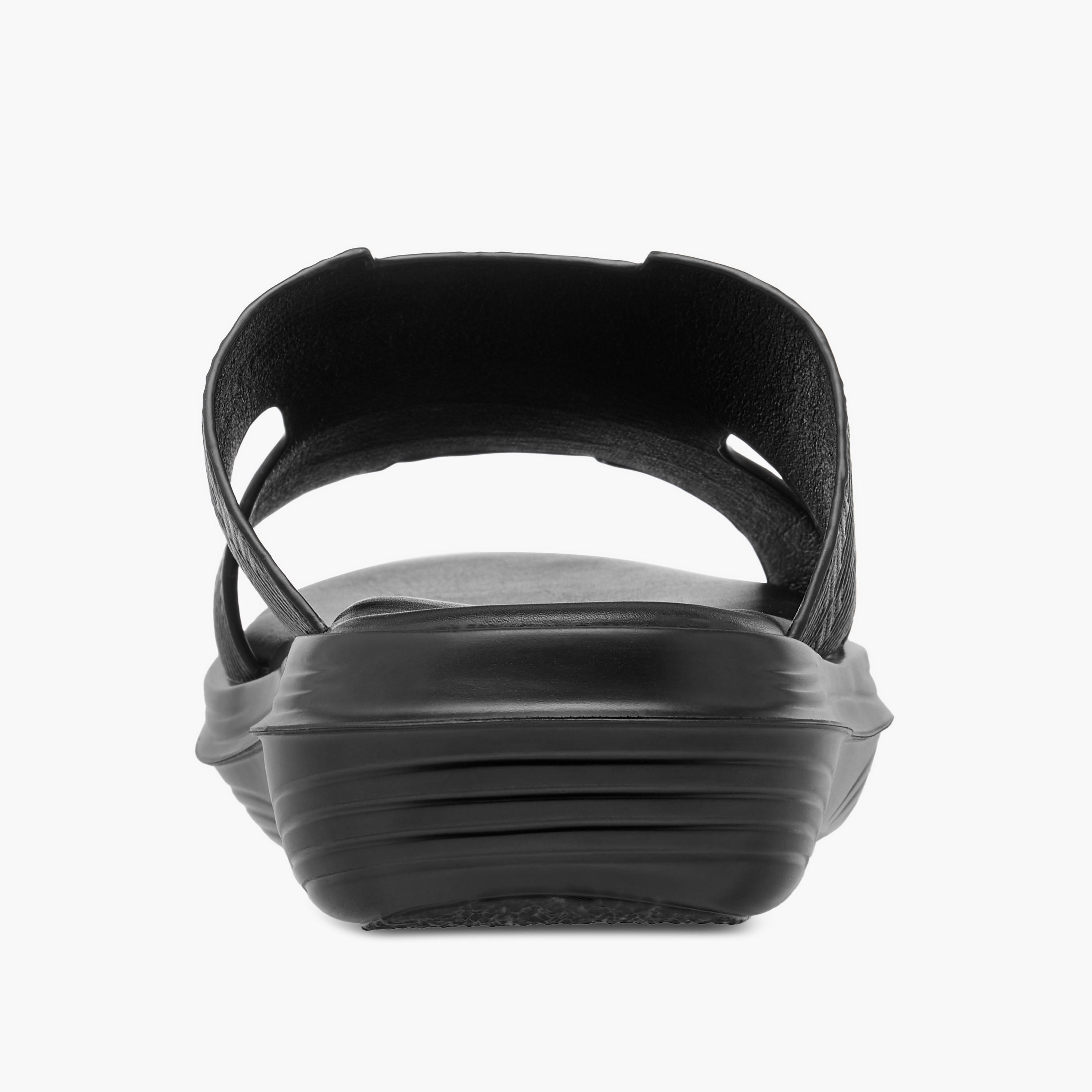 صندل عربي مريح سهل الارتداء بتفاصيل مفرغة من لو كونفورت-men-shoes-sandals-image-4
