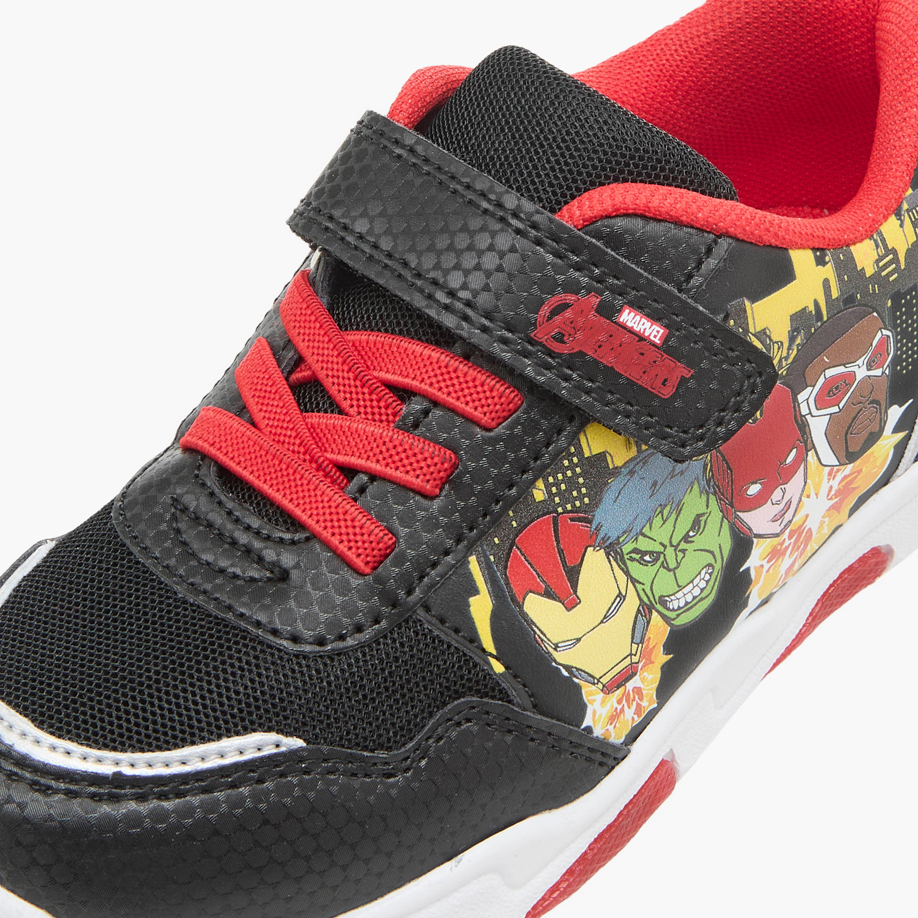 حذاء سنيكرز مضيء بشريط إغلاق لاصق وطبعات أفينجرز-boys-shoes-sneakers-image-4