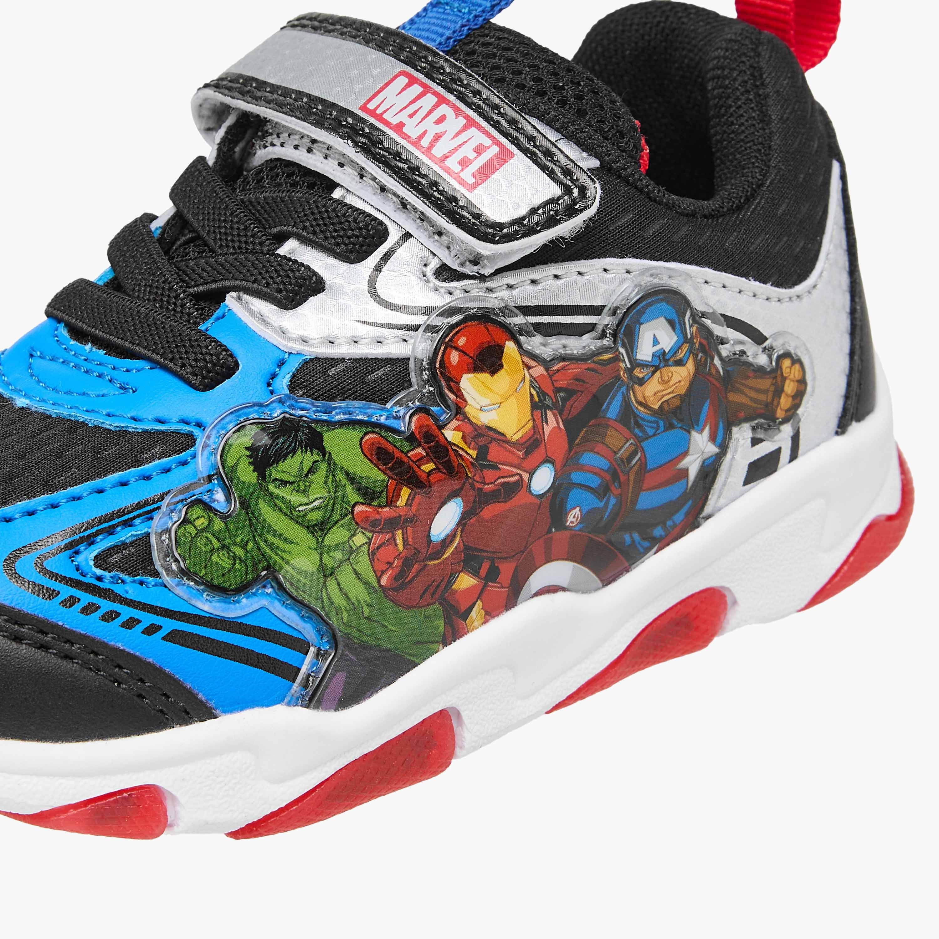 حذاء سنيكرز بشريط إغلاق لاصق وإضاءة وطبعات أفينجرز-boys-shoes-sneakers-image-5