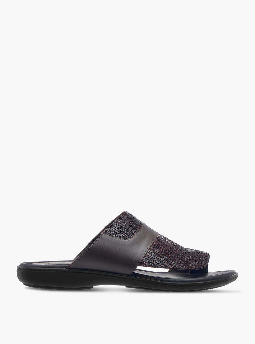 صندل عربي بارز الملمس سهل الارتداء بتفاصيل حلقة إصبع من الواحة-men-shoes-sandals-image-2