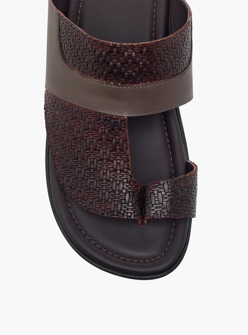 صندل عربي بارز الملمس سهل الارتداء بتفاصيل حلقة إصبع من الواحة-men-shoes-sandals-image-3