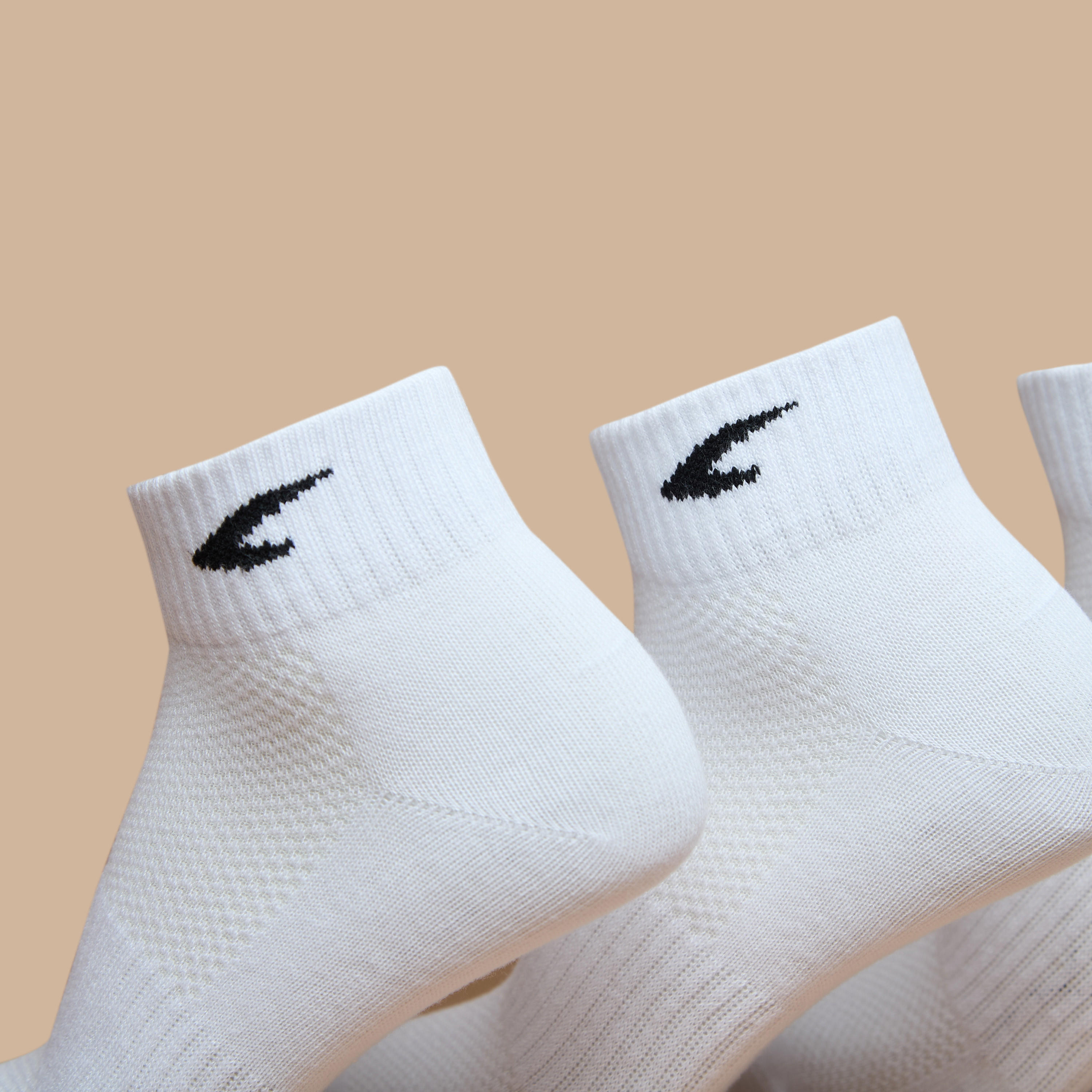 طقم جوارب رياضيّة 5 أزواج سادة بطول الكاحل من داش-women-socksandstockings-image-2