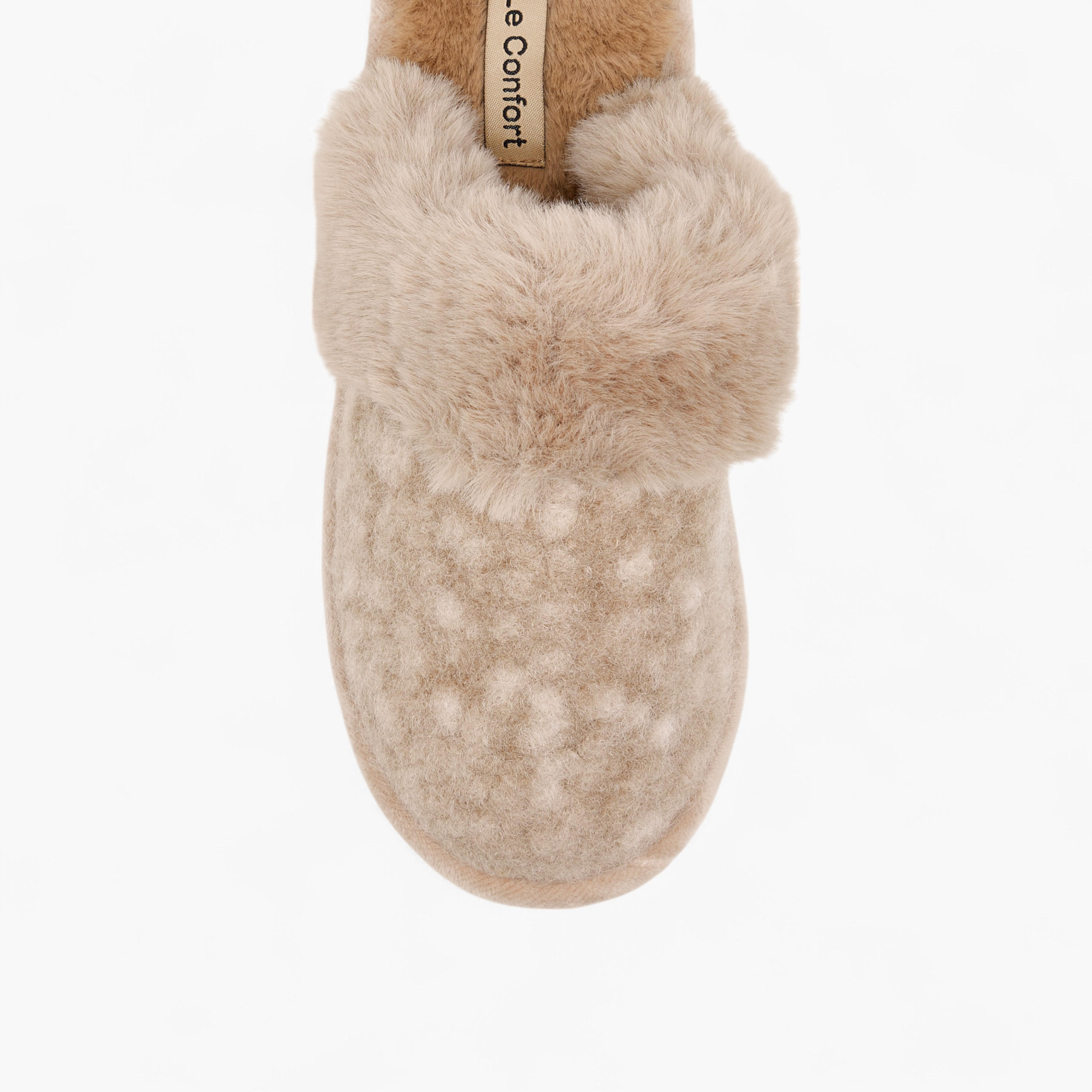 شبشب غرفة نوم فرو صناعي بمقدمة مغلقة من لو كونفورت-women-shoes-bedroomslippers-image-3