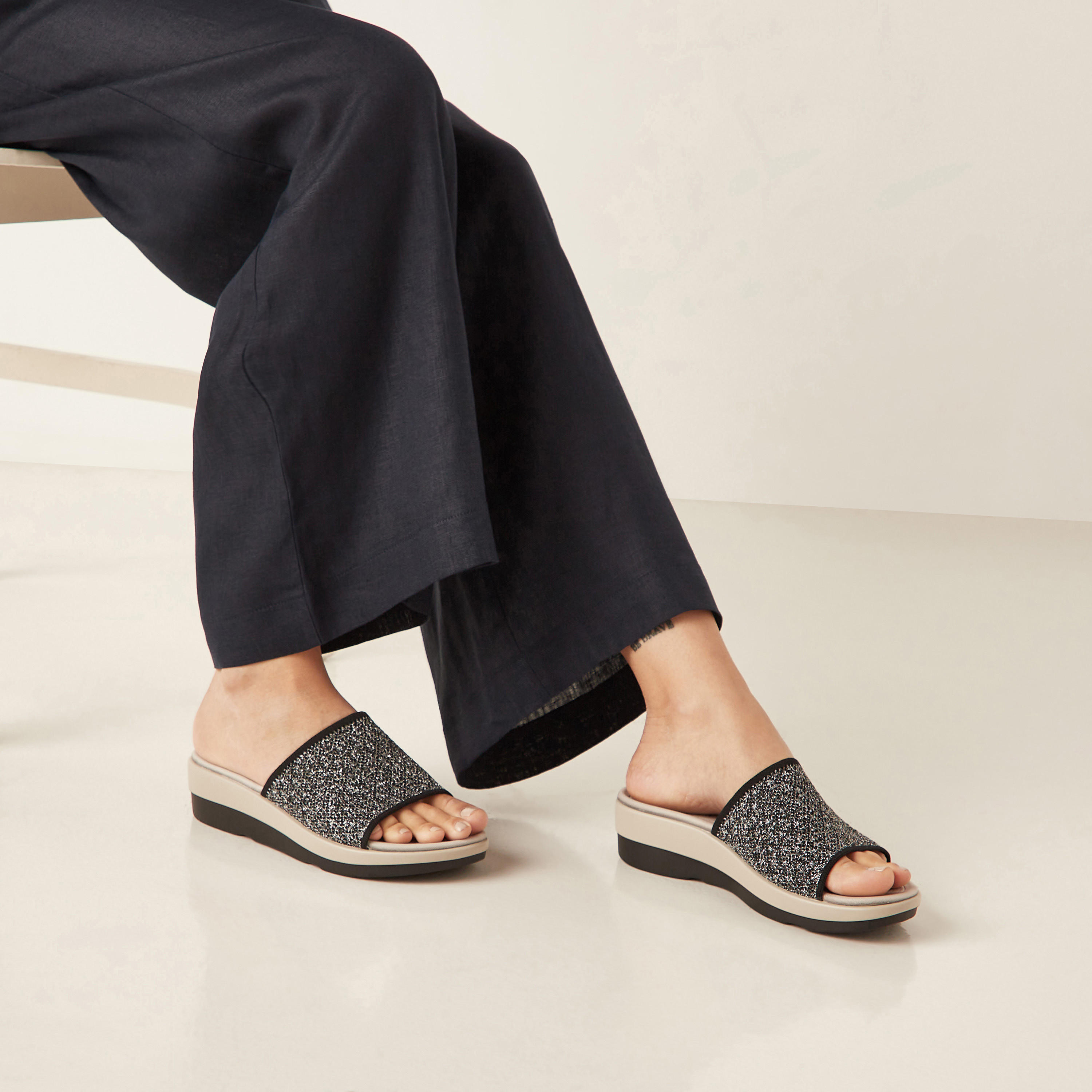 صندل بارز الملمس وسهل الارتداء من لو كونفورت-women-shoes-flats-sandals-image-2