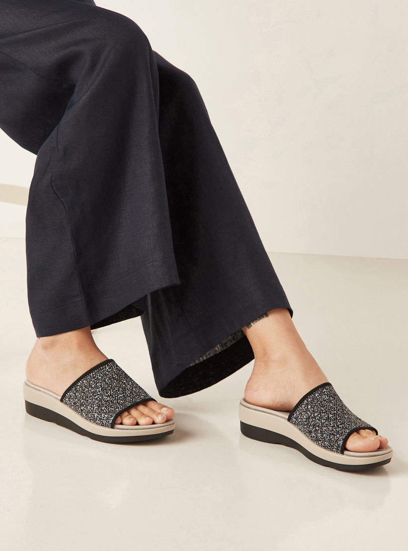 صندل بارز الملمس وسهل الارتداء من لو كونفورت-women-shoes-flats-sandals-image-2