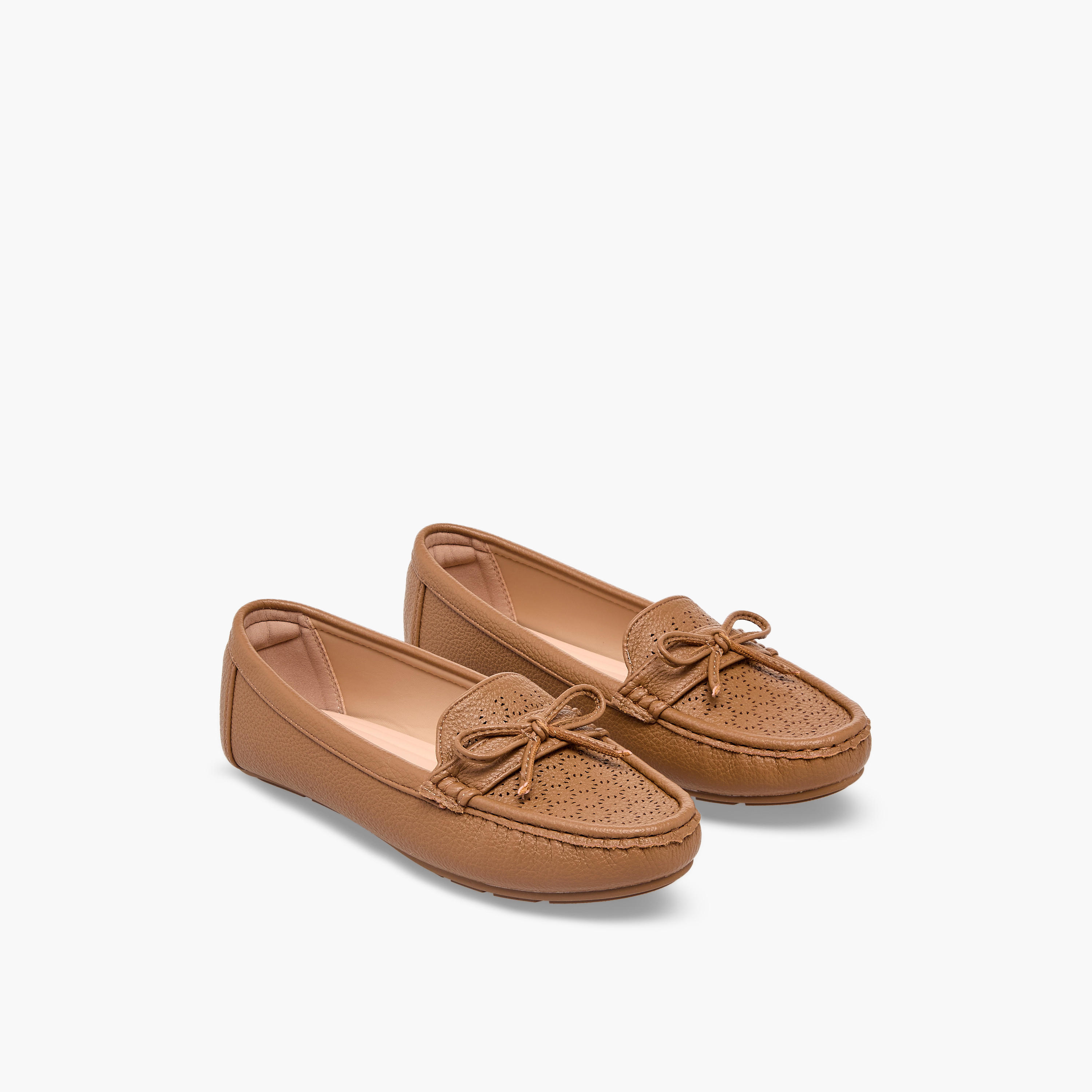 حذاء موكاسين نسائي مريح بتفاصيل مفرغة راقية من لو كونفورت-women-shoes-loafersandmoccasins-image-1