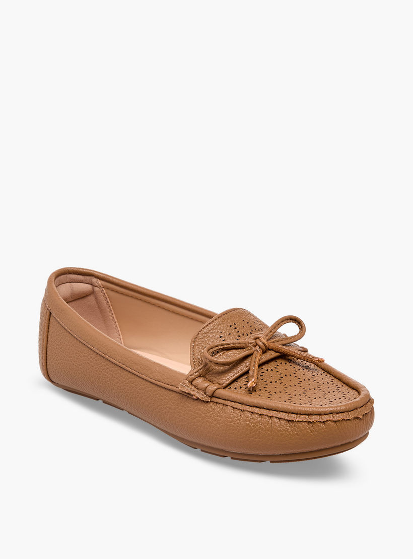 حذاء موكاسين نسائي مريح بتفاصيل مفرغة راقية من لو كونفورت-women-shoes-loafersandmoccasins-image-2