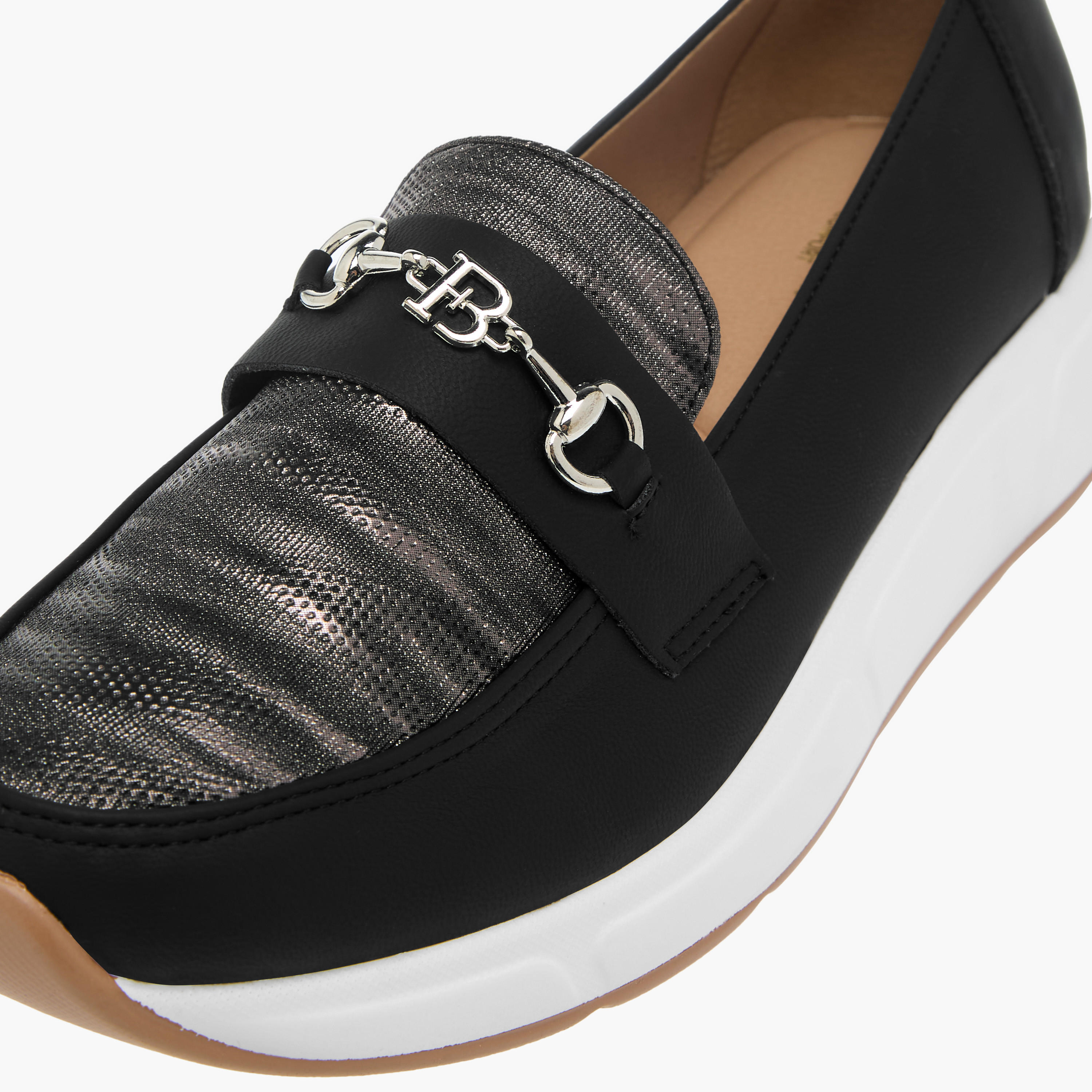 حذاء مريح بارز الملمس بكعب ويدج وزينة معدنية من فلورا بيلا-women-shoes-loafersandmoccasins-image-4