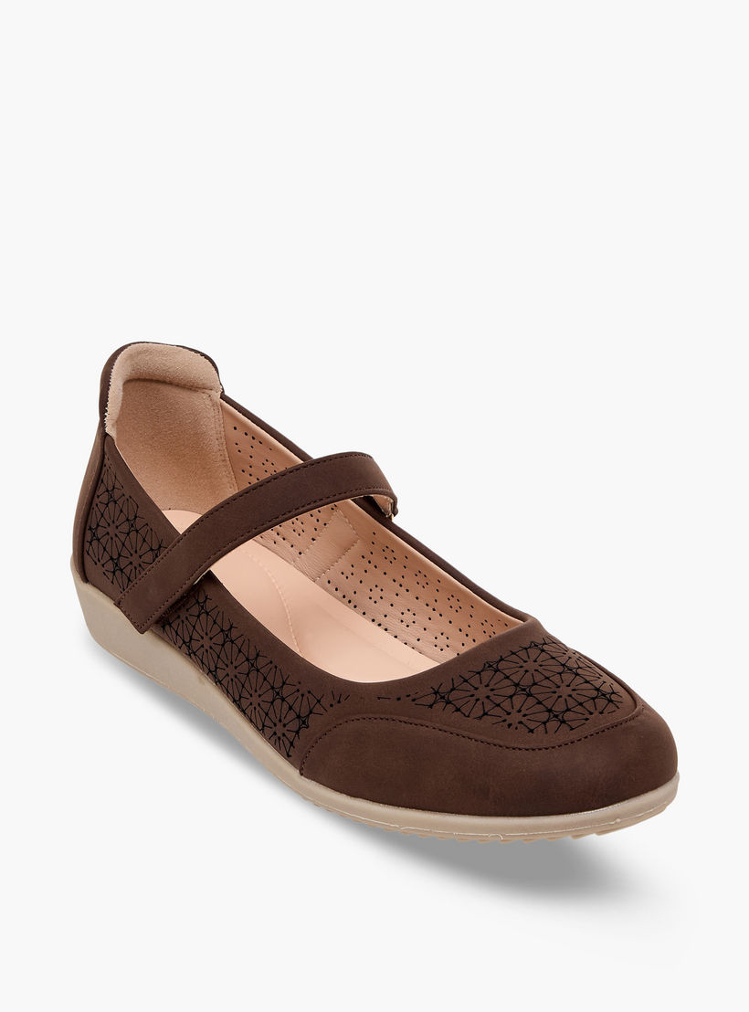 حذاء ماري جين بتفاصيل قص ليزر للنساء من لو كونفورت-women-shoes-ballerinas-image-2