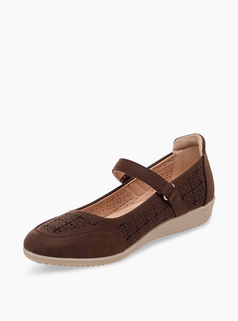 حذاء ماري جين بتفاصيل قص ليزر للنساء من لو كونفورت-women-shoes-ballerinas-image-4